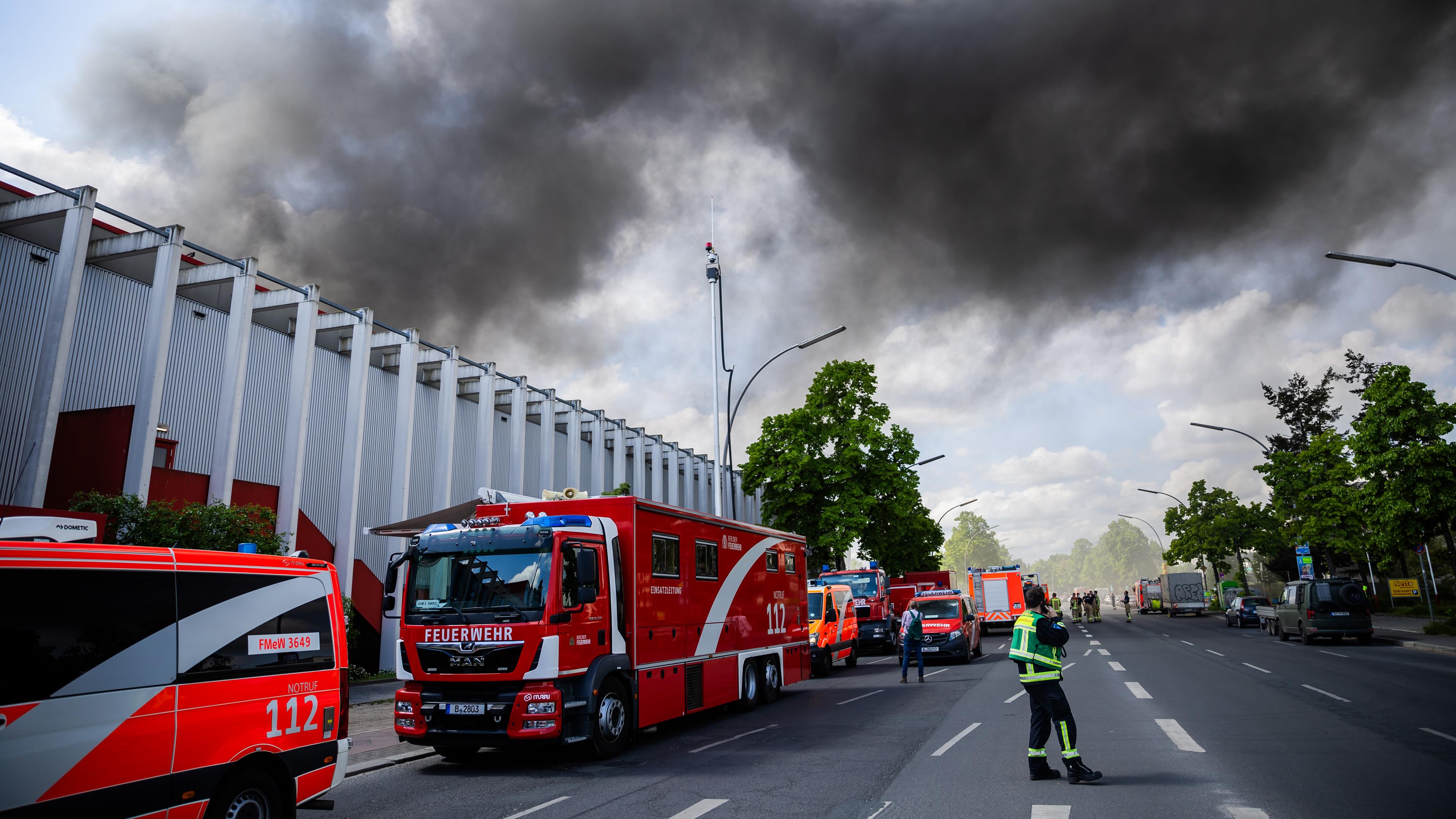 Großbrand: Riesige Rauchwolke über Berlin - ZDFheute