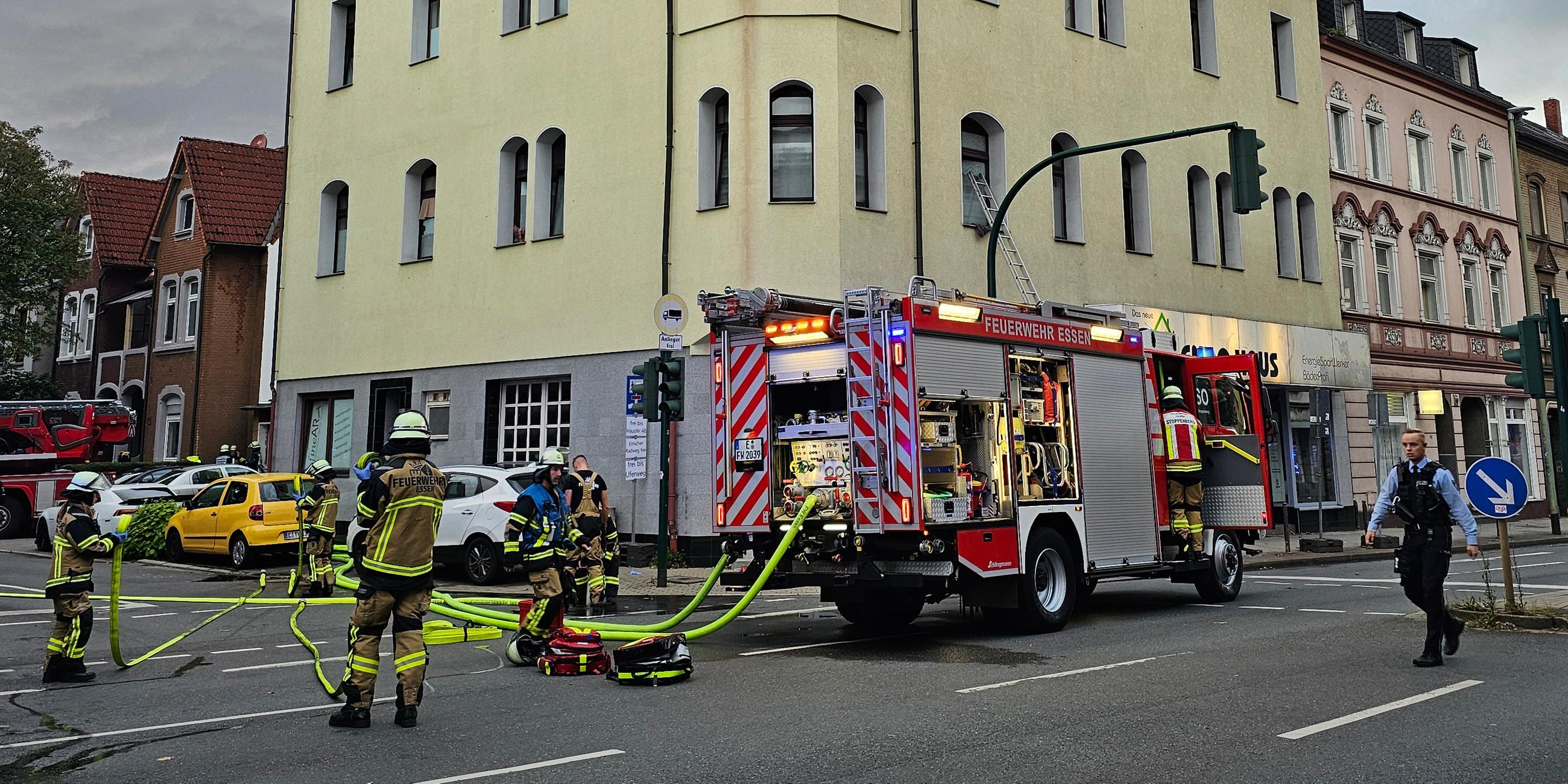 Die Feuerwehr ist auf einer gesperrten Kreuzung in Essen im Einsatz.