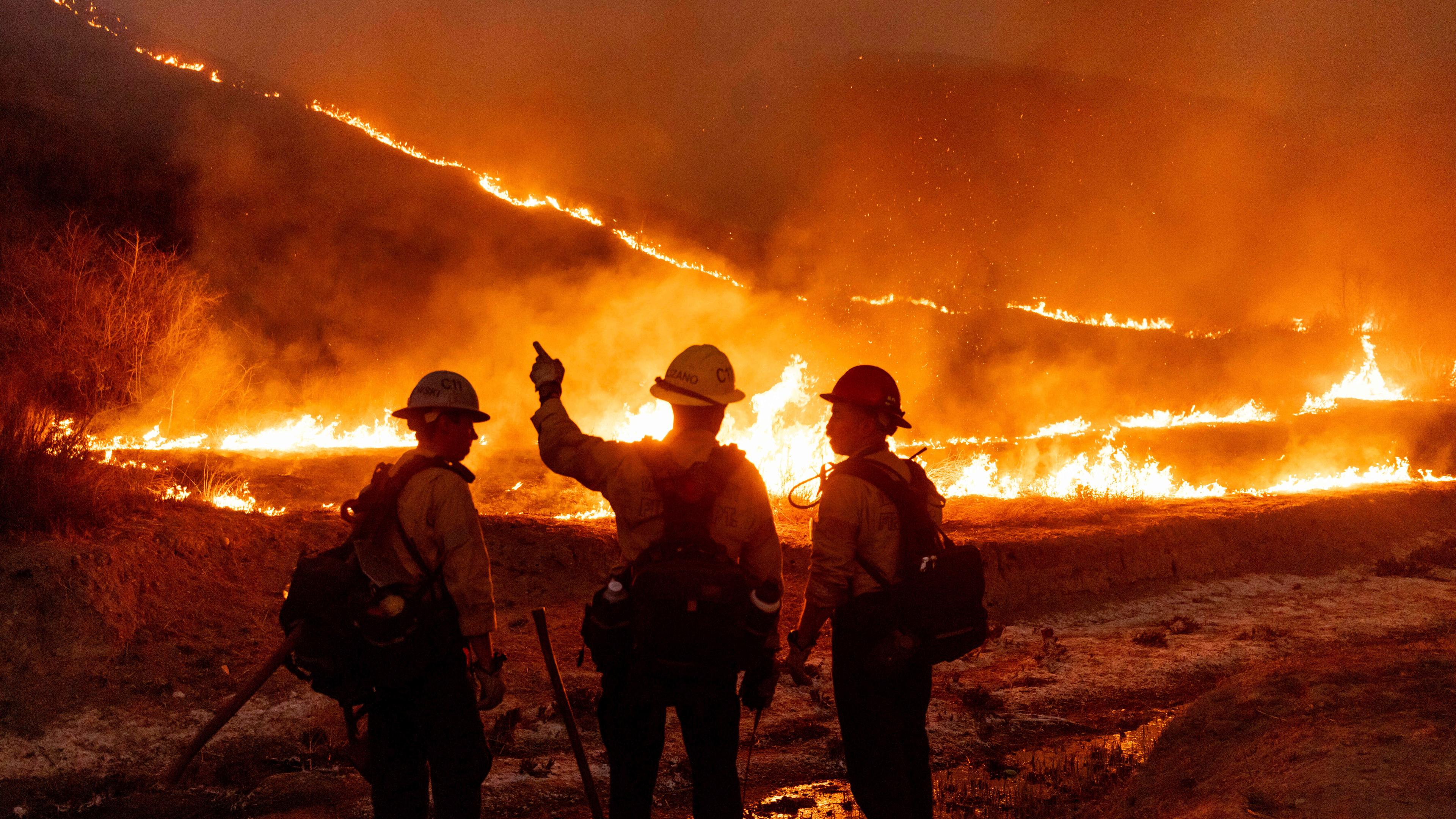 Los Angeles: Feuerwehrleute bekämpfen das Kenneth-Feuer im Stadtteil West Hills von Los Angeles.