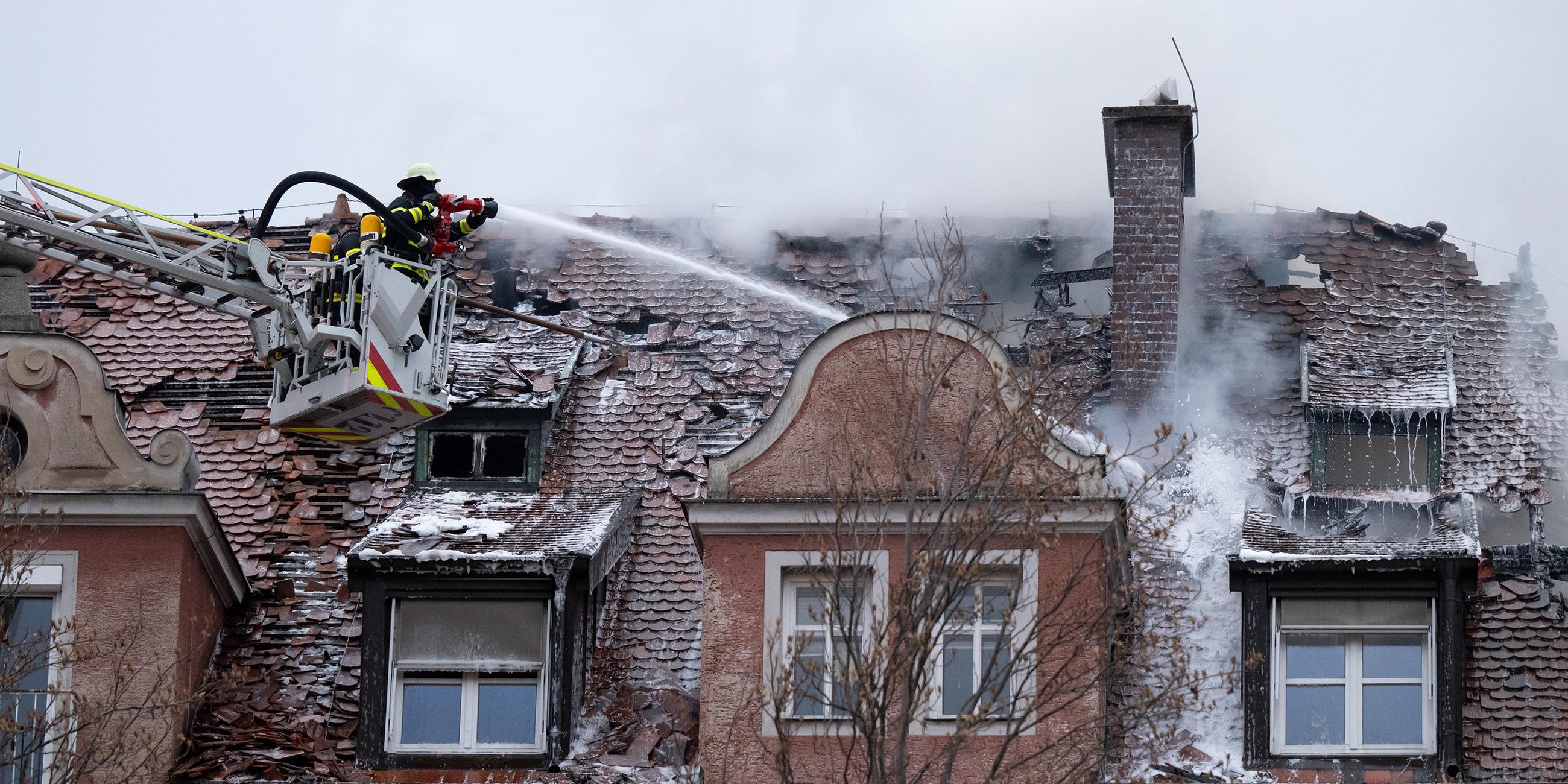 Feuerwehrleute löschen einen Brand in einem Altenheim in der Innenstadt von München