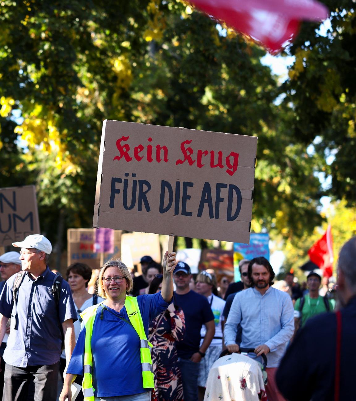 Menschen protestieren in Potsdam gegen die AfD.