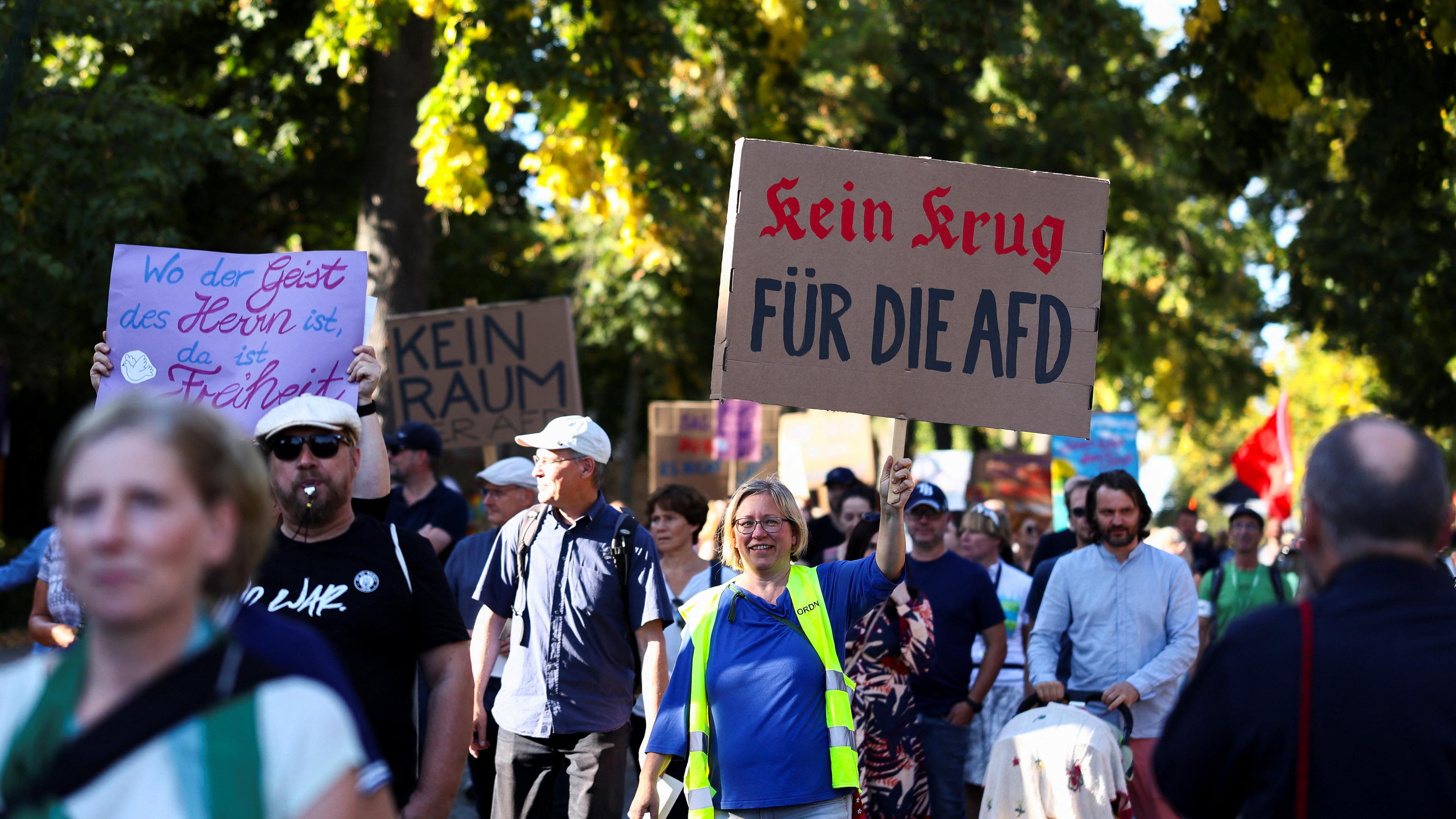 Menschen protestieren in Potsdam gegen die AfD.