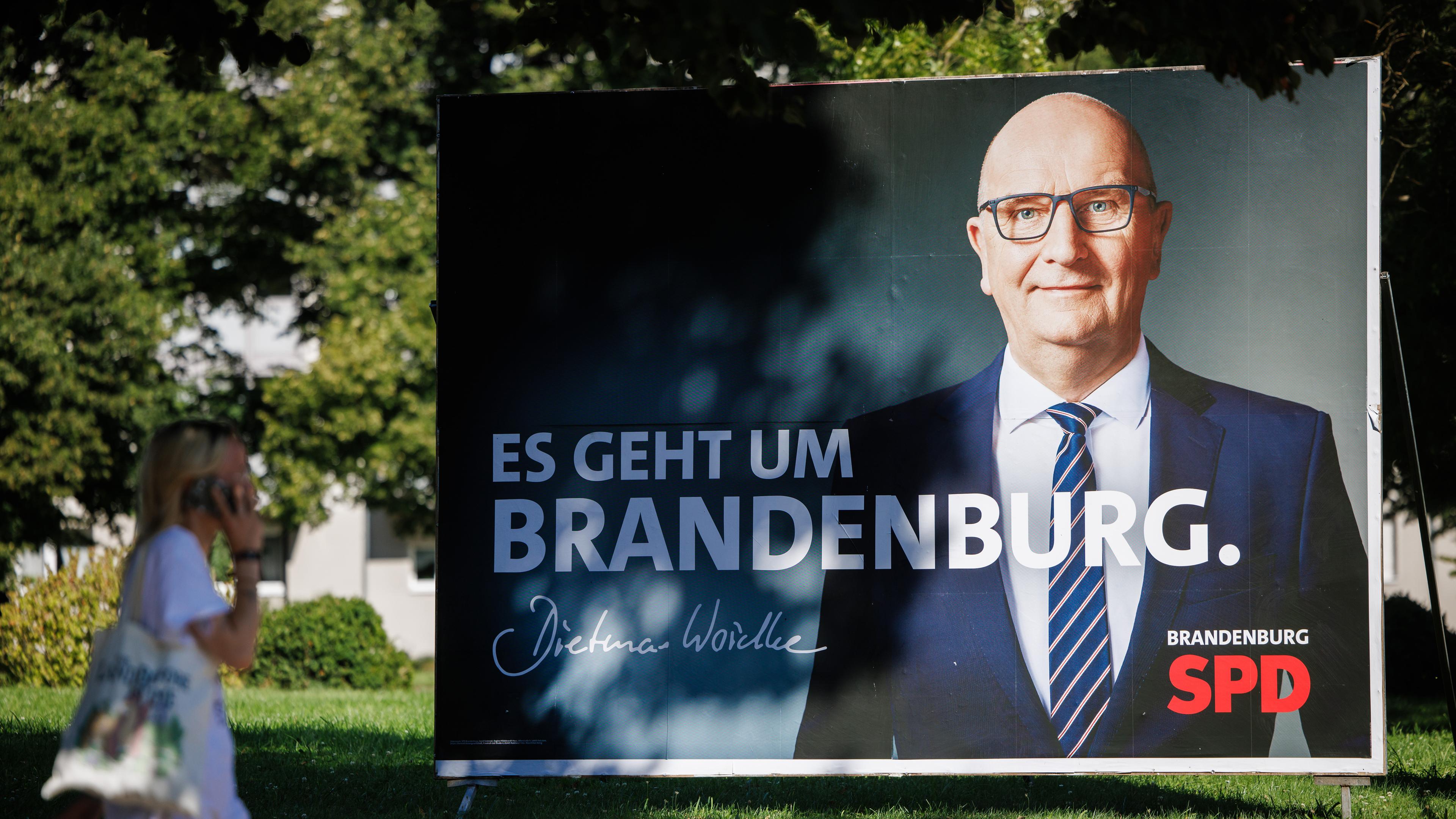 Dietmar Woidke auf einem Wahlplakat mit dem Slogan "Es geht um Brandenburg".