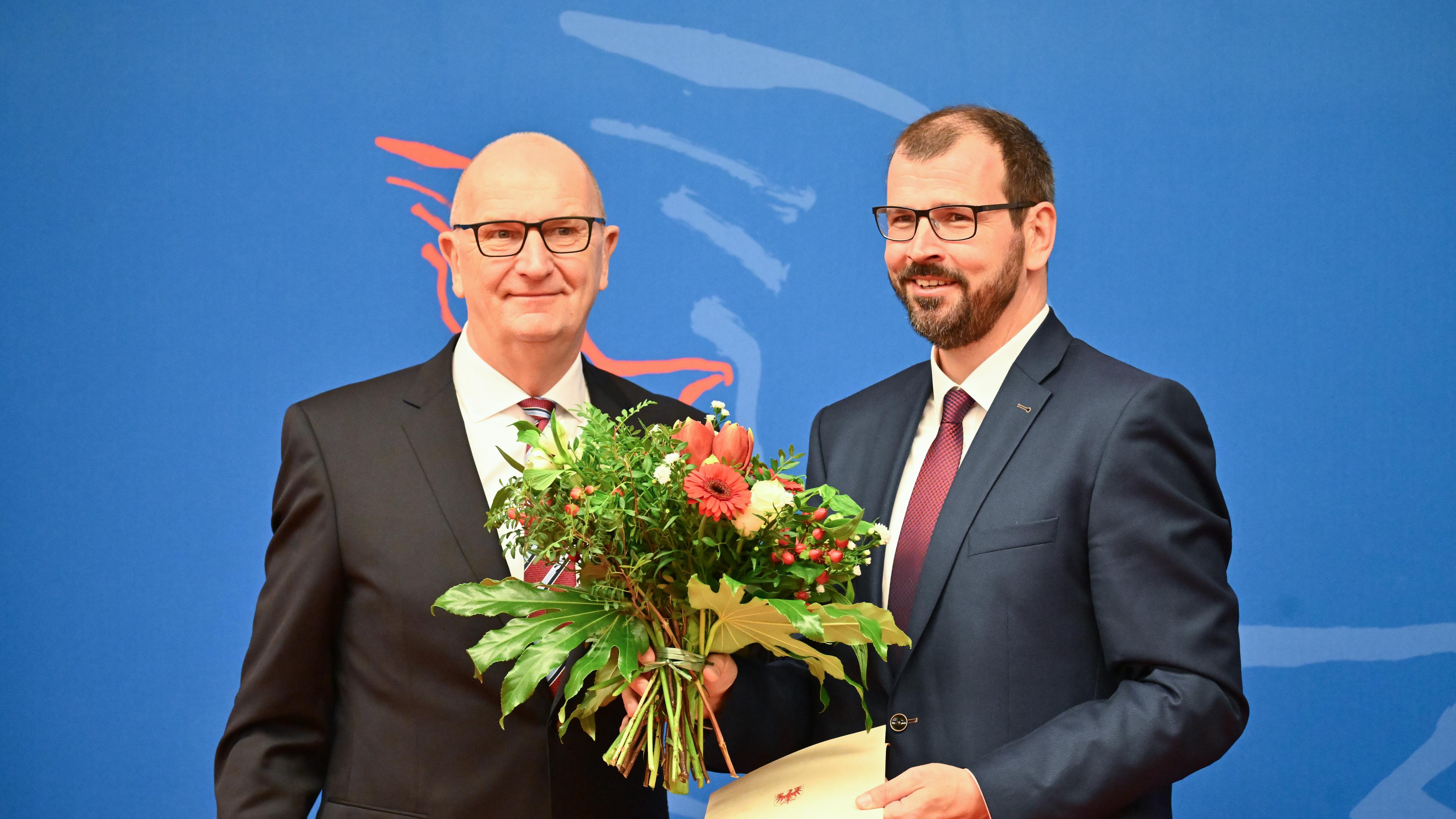 10.12.2024, Rheinland-Pfalz, Müden: Mitarbeiter des Wasser-und Schifffahrtsamtes haben begonnen, die Schleuse in Müden zu reparieren.