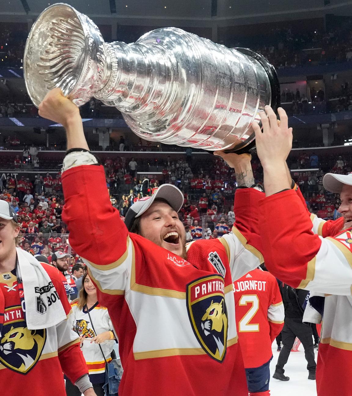 Brandon Montour, Verteidiger der Florida Panthers, Mitte, hebt die Stanley-Cup-Trophäe nach Spiel 7 des NHL-Hockey-Stanley-Cup-Finales gegen die Edmonton