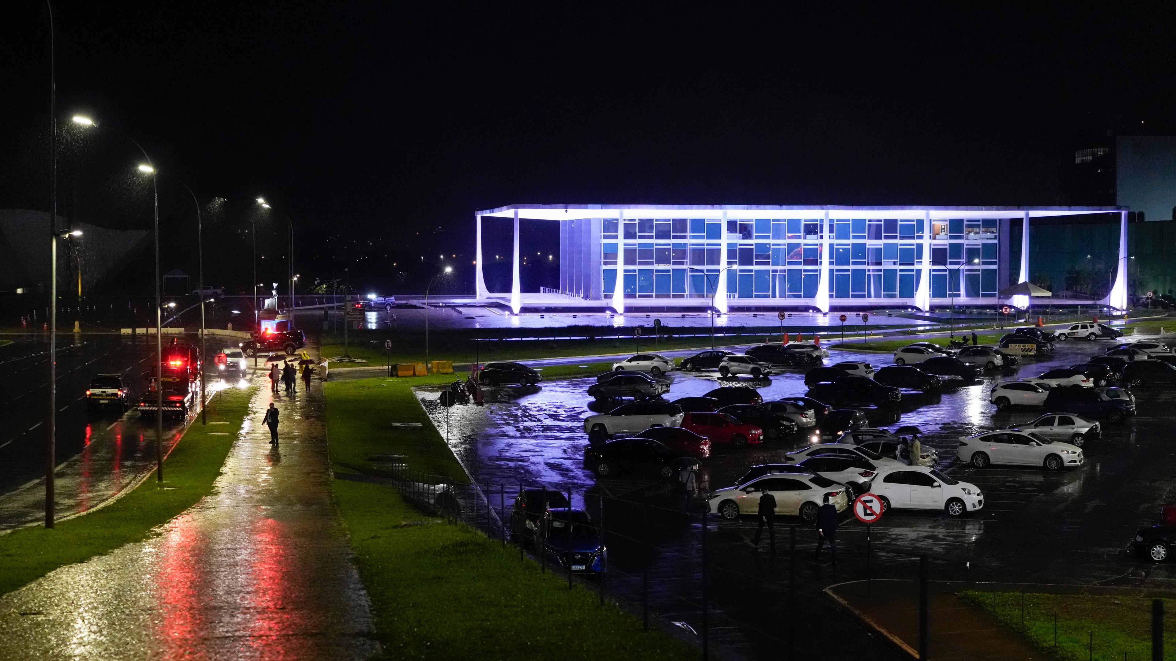 Die Polizei sperrt den Obersten Gerichtshof in Brasília nach einer Explosion ab.