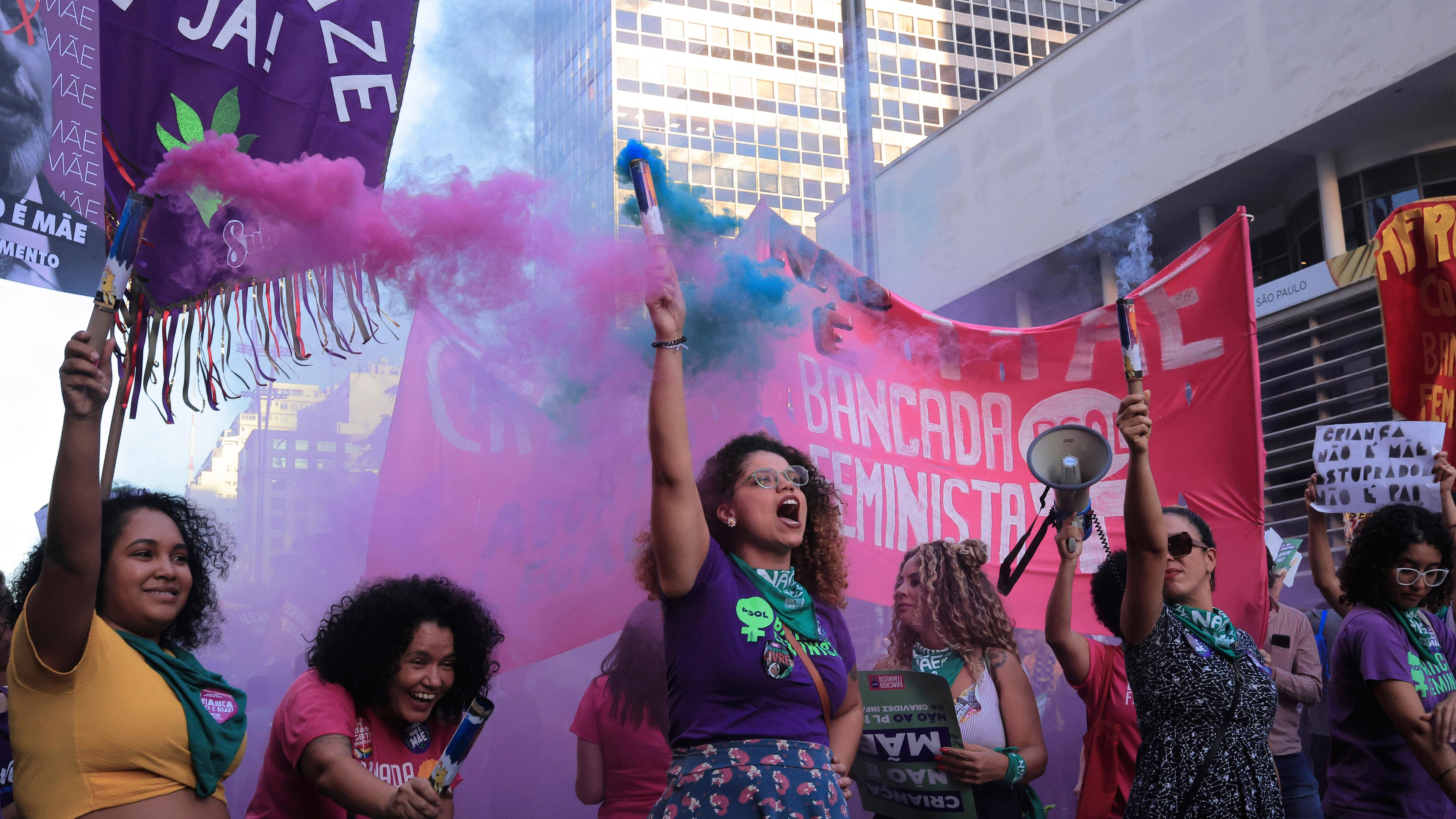15.06.2024, Brasilien, Sao Paulo: Abtreibungsgegner demonstrieren auf der Avenida Paulista in Sao Paulo gegen ein Anti-Abtreibungsgesetz des Kongresses.