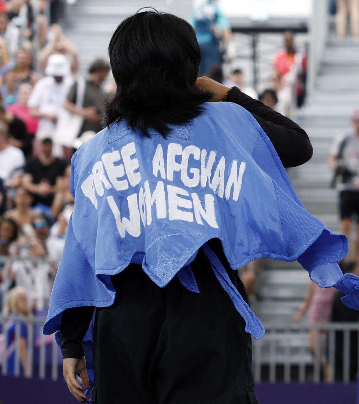 Auf einem Umhang der Breakerin Talash steht: "Free Afghan Women"