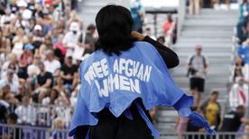 Auf einem Umhang der Breakerin Talash stht: "Free Afghan Women"