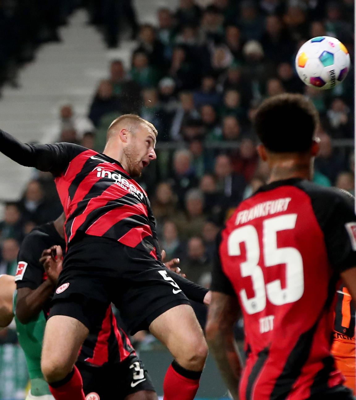 Hrvoje Smolcic von Eintracht Frankfurt erzielt das Tor zum 2:2 beim Spiel gegen Bremen am 12.11.2023.
