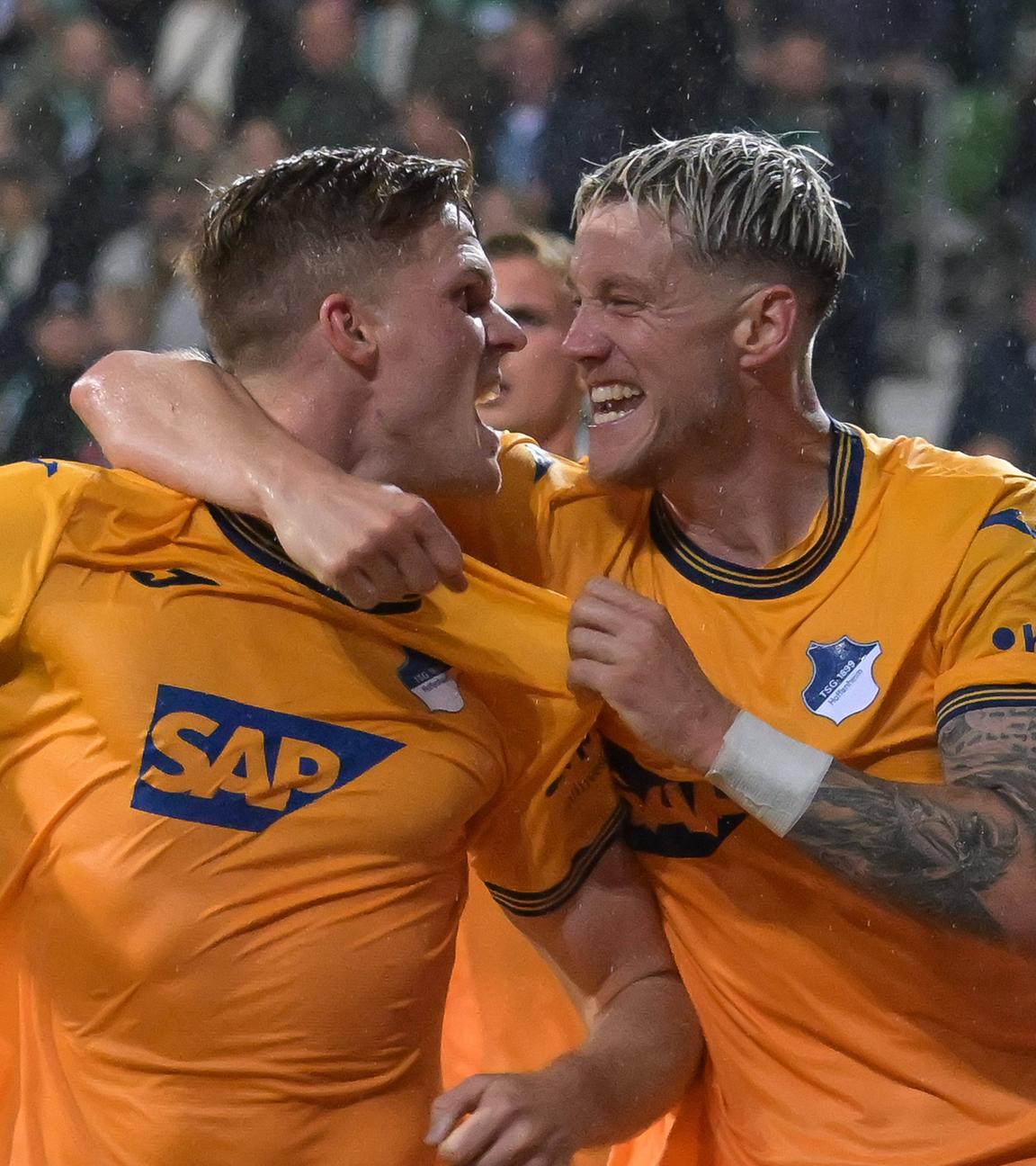 Hoffenheims Marius Belter jubelt mit Wout Weghorst nach seinem Treffer zum 2:3 gegen Werder Bremen.