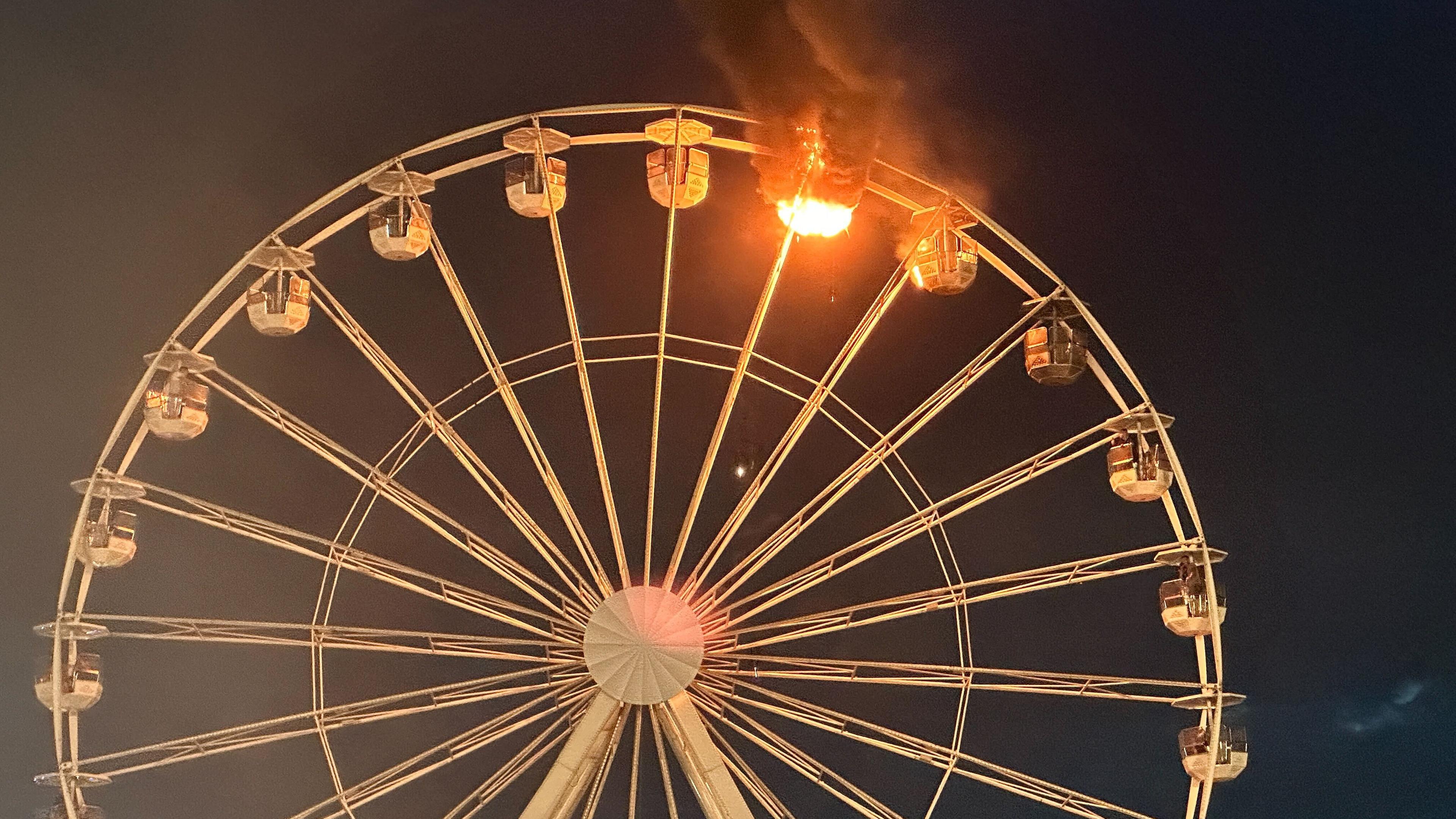 17.08.2024, Sachsen, Großpösna: Auf dem Highfield-Festival sind an einem Riesenrad Flammen zu sehen.