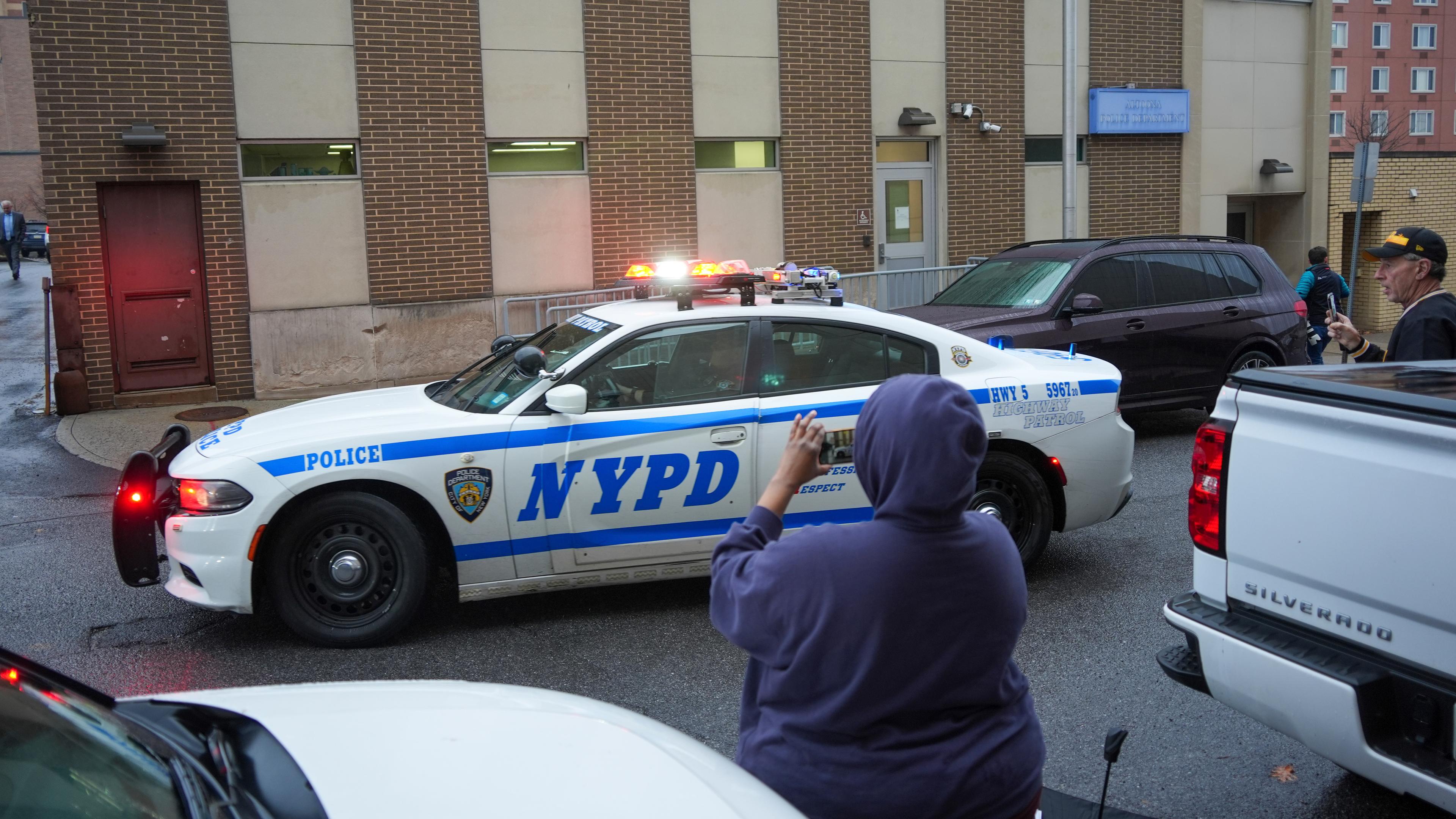 Ein Polizeiauto mit dem mutmaßlichen Täter in NYC.