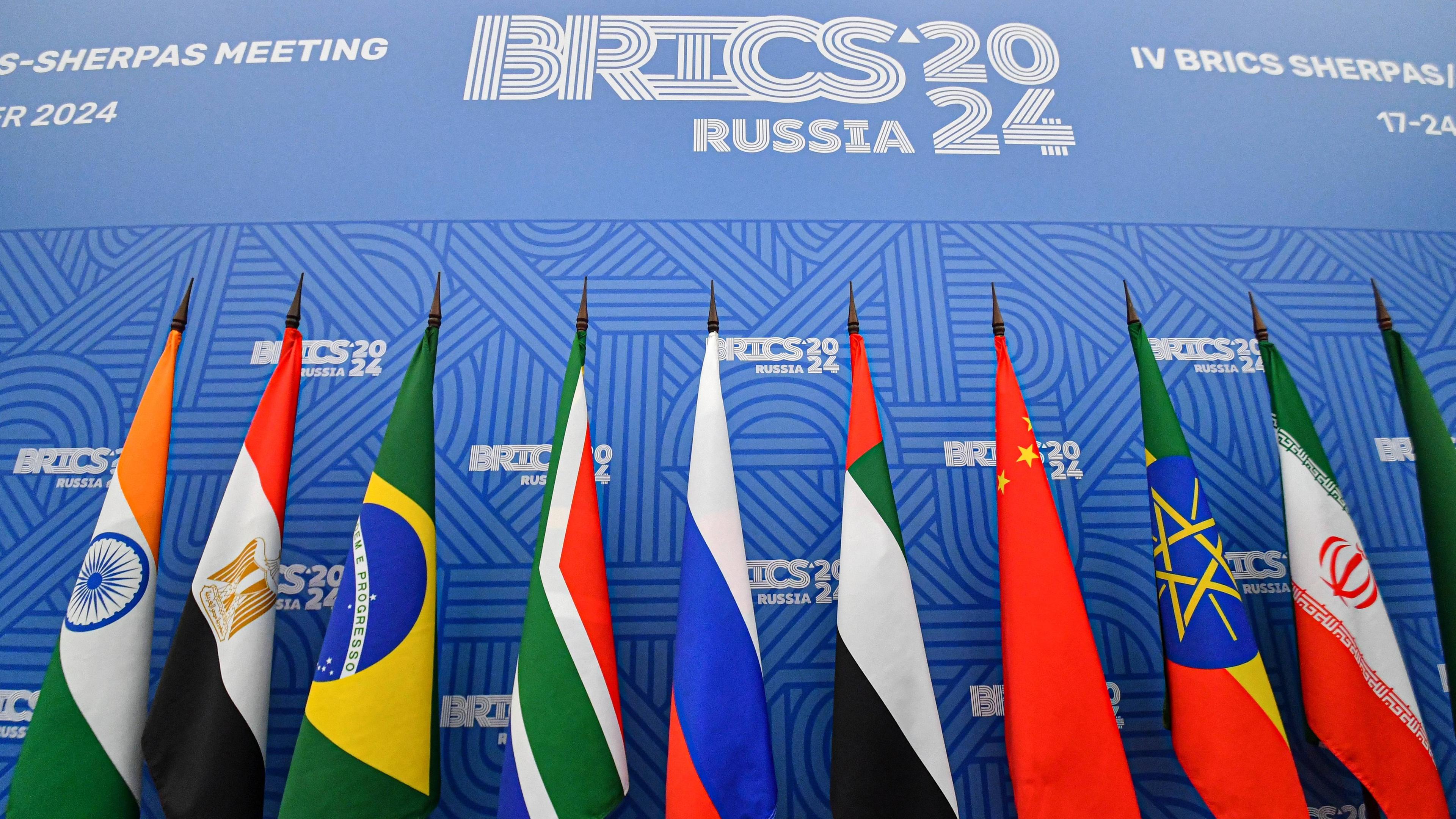 Die Flaggen der verschiedenen Staaten, die am BRICS-Treffen in Russland teilnehmen