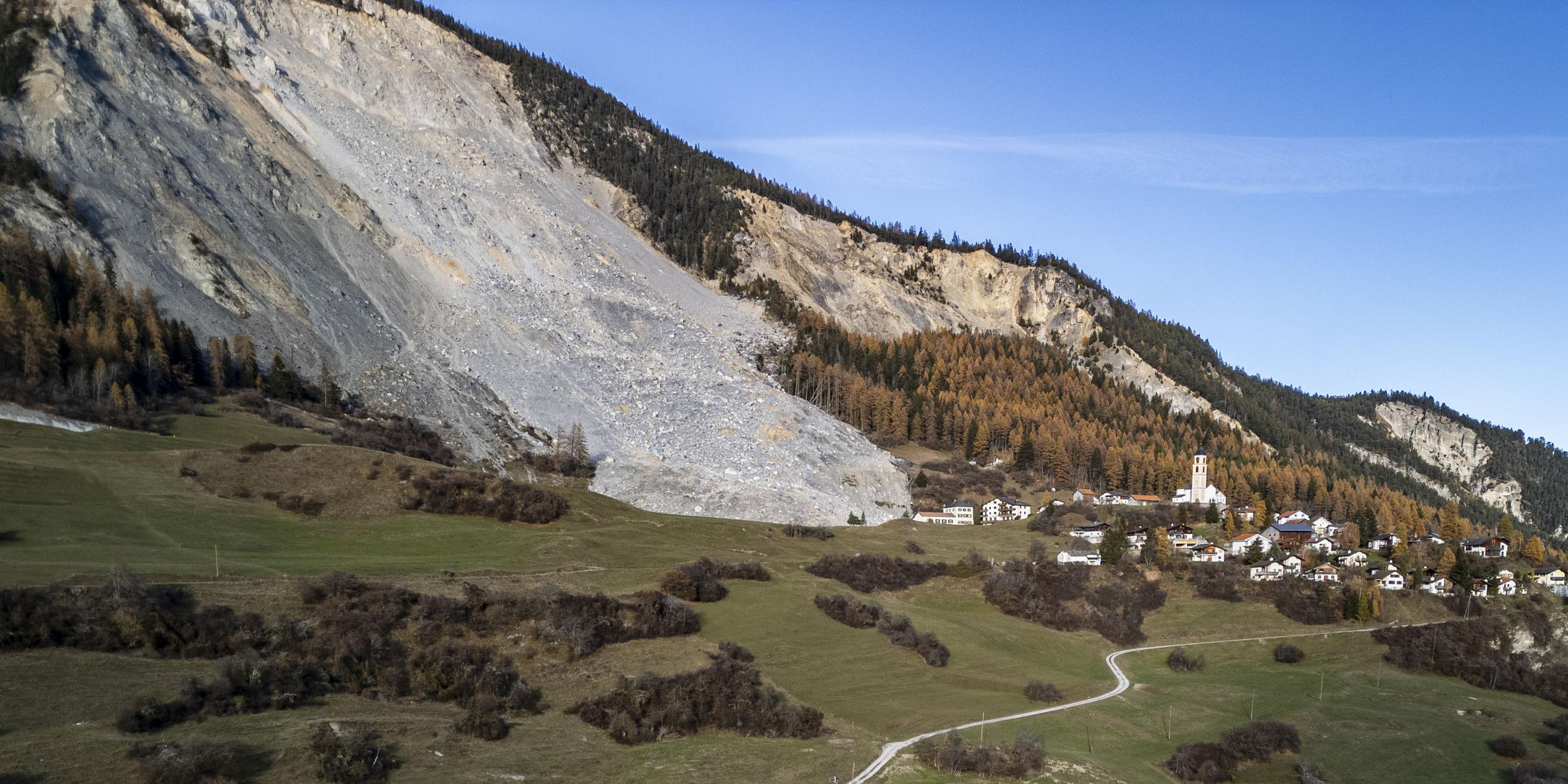 Ein Blick über Brienz-Brinzauls, Schweiz. Das Dorf droht von Steinen und Schutt überrollt zu werden.