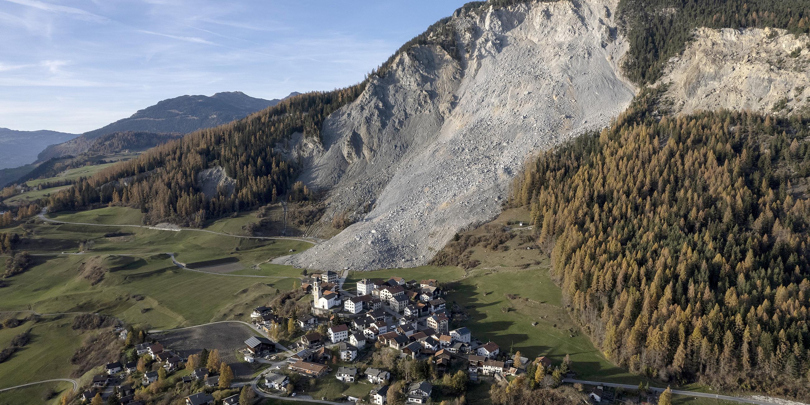 Blick auf das Dorf Brienz in Brienz-Brinzauls mit dem Schuttstrom