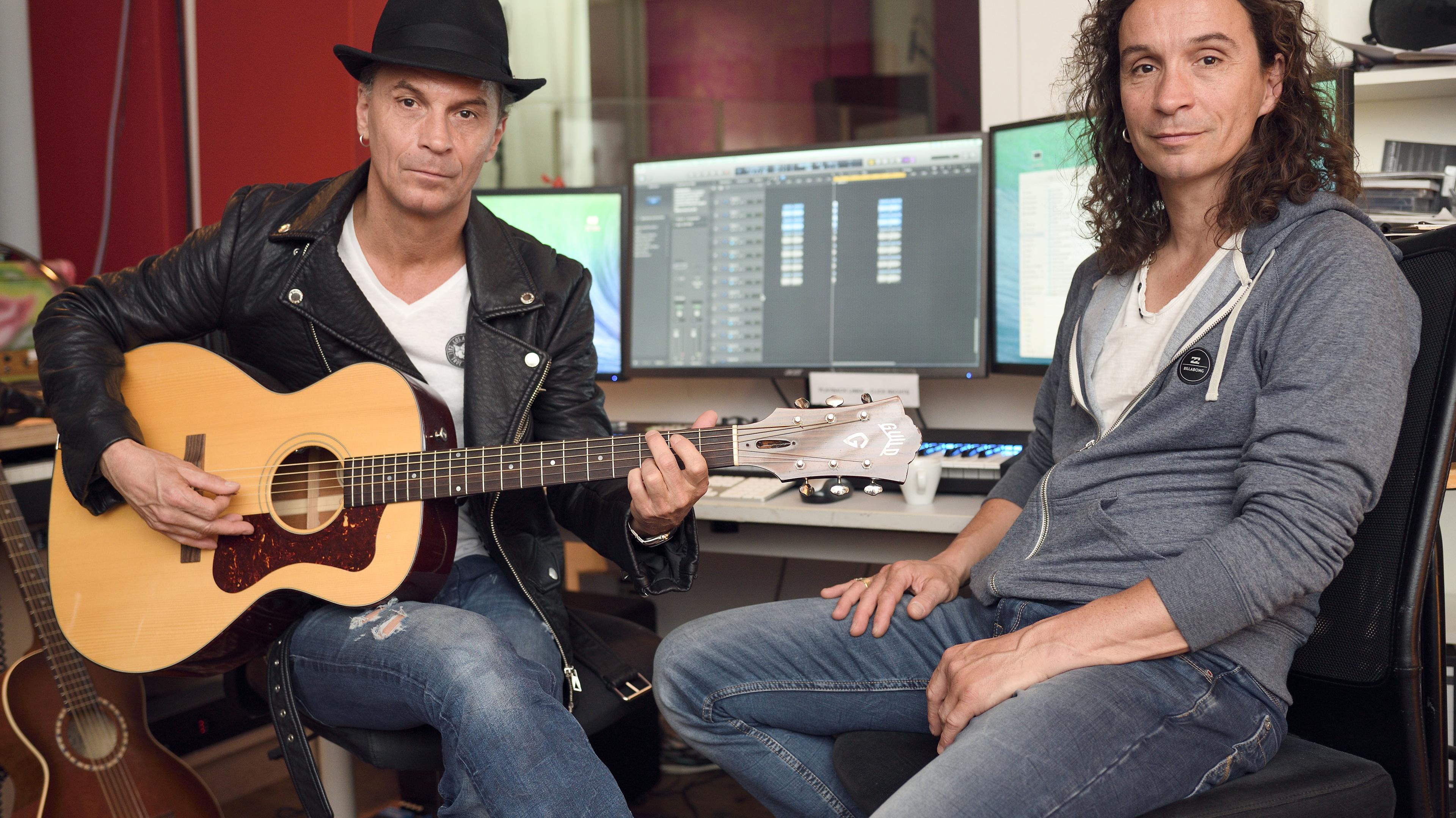 die musiker stefan (r) und peter brings (l), aufgenommen am 20.05.2016 in koeln (nordrhein-westfalen) bei einem interview zum 25-jaehrigen bestehen ihrer band «brings». 