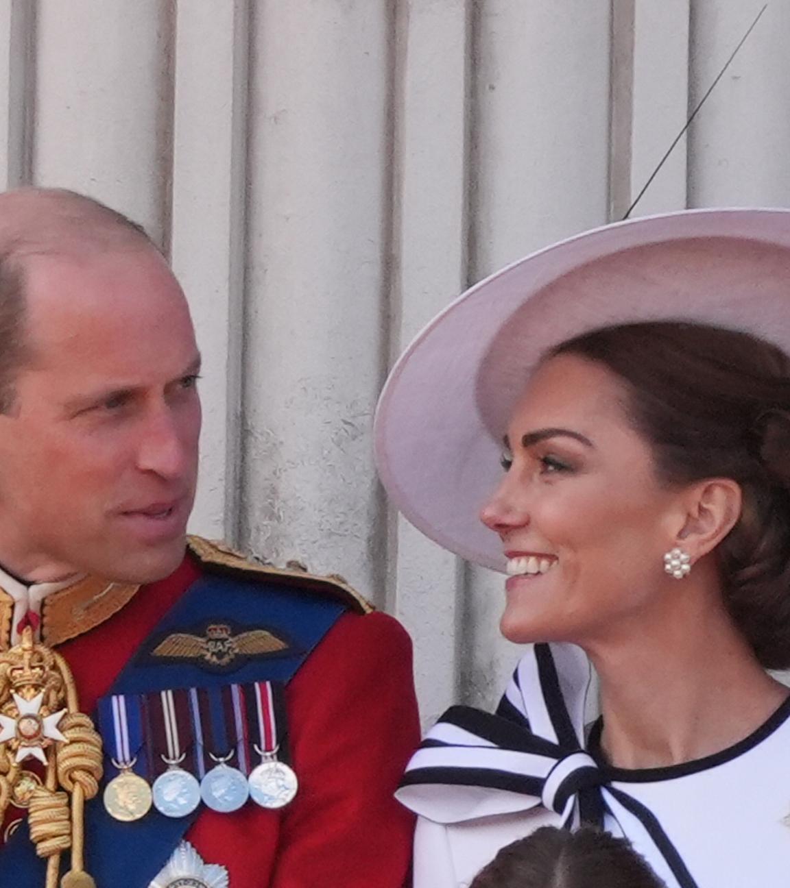 Prinz William und Prinzessin Kate lächeln sich glücklich an auf dem Balkon des Buckingham Palace zu Zeremonie "Trooping the Colour"