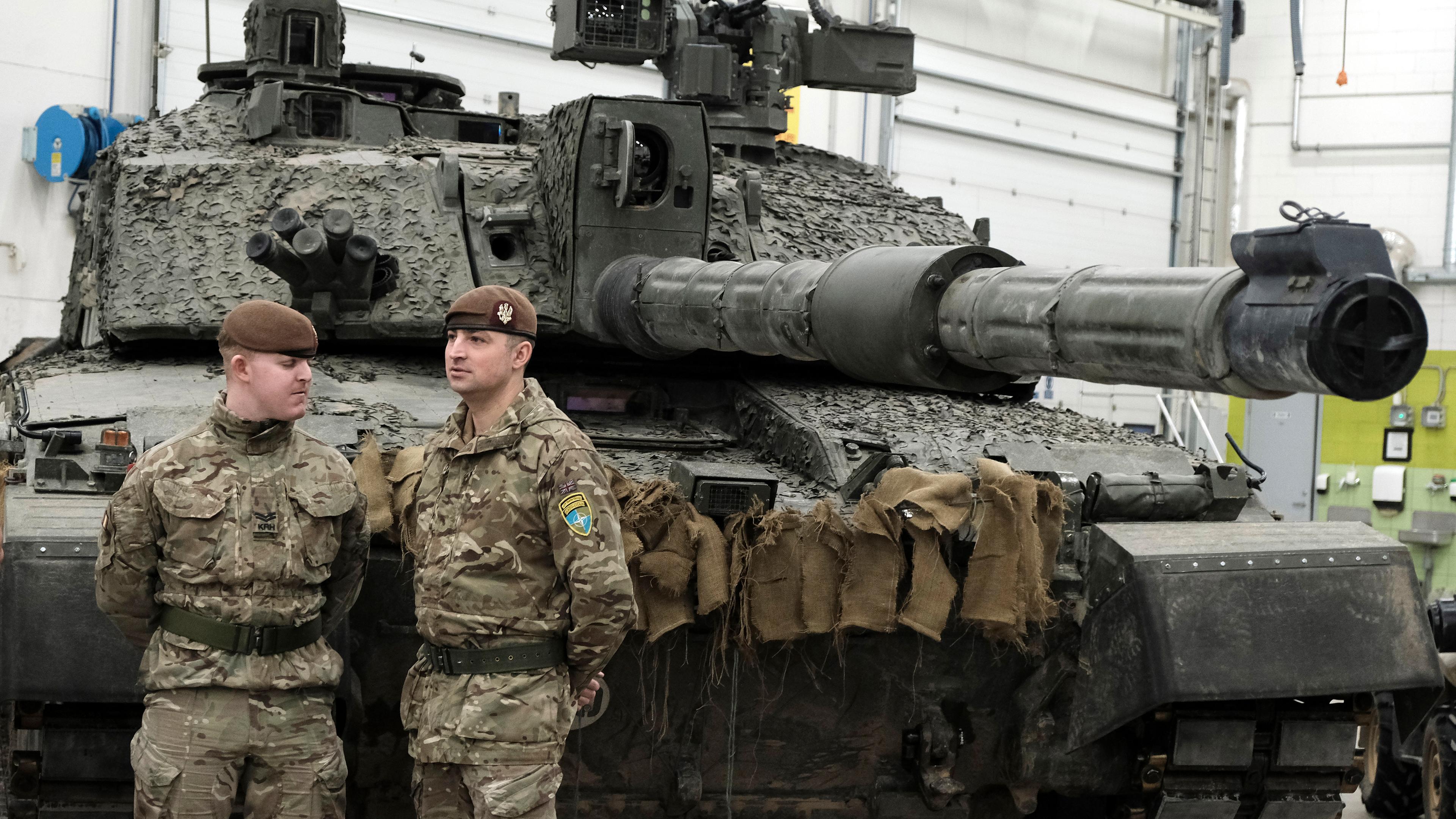 Britische Soldaten vor einem Challenger 2 Panzer