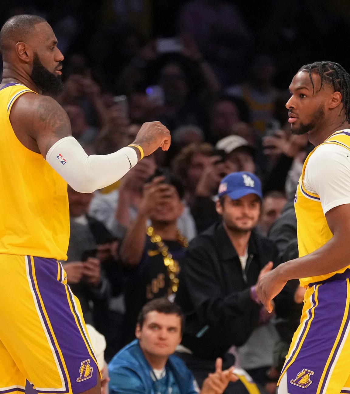 Basketball-Superstar LeBron James (l.) und sein Sohn Bronny beim Spiel der Lakers