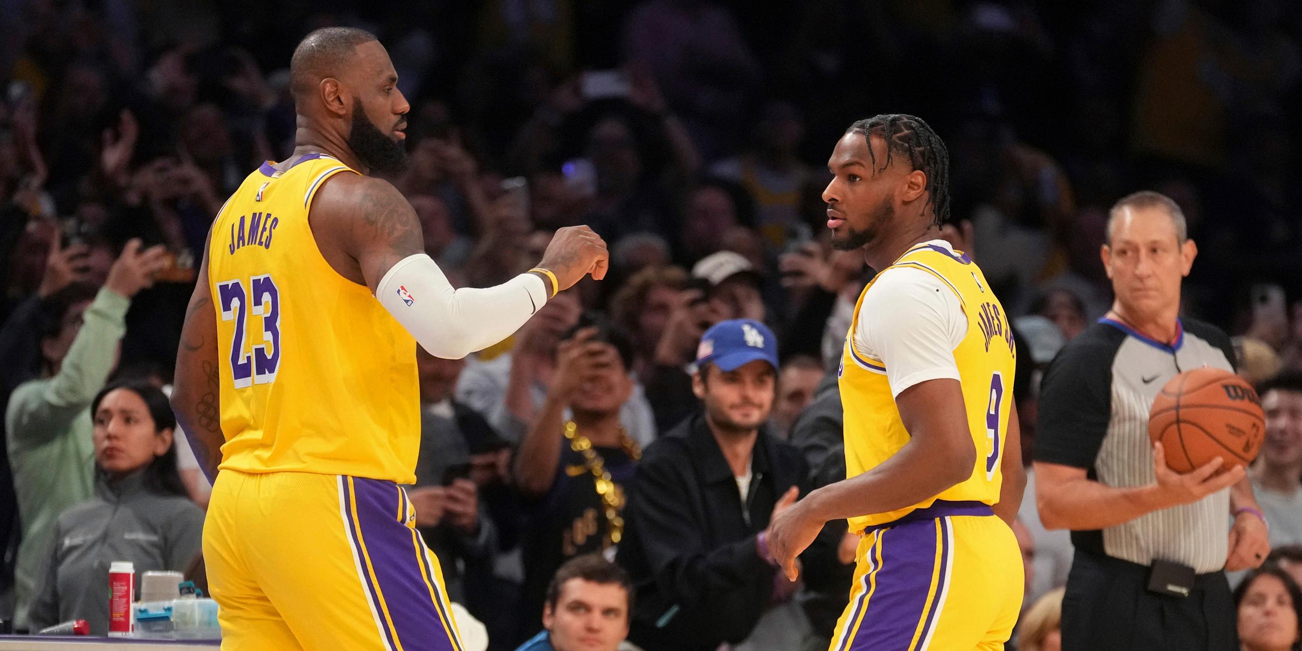 Basketball-Superstar LeBron James (l.) und sein Sohn Bronny beim Spiel der Lakers