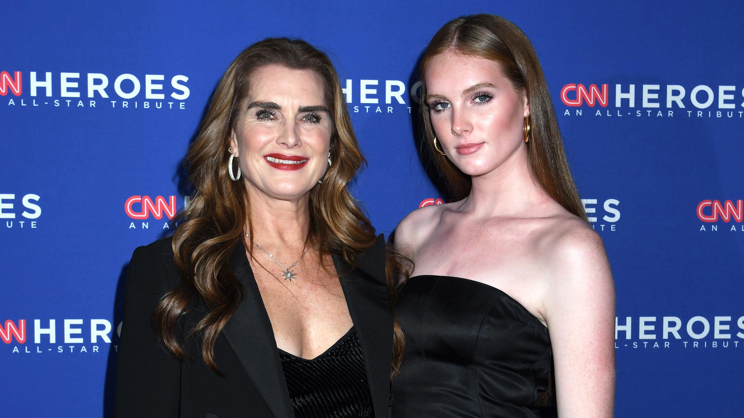 Brooke Shields und ihre Tochter Arm in Arm.