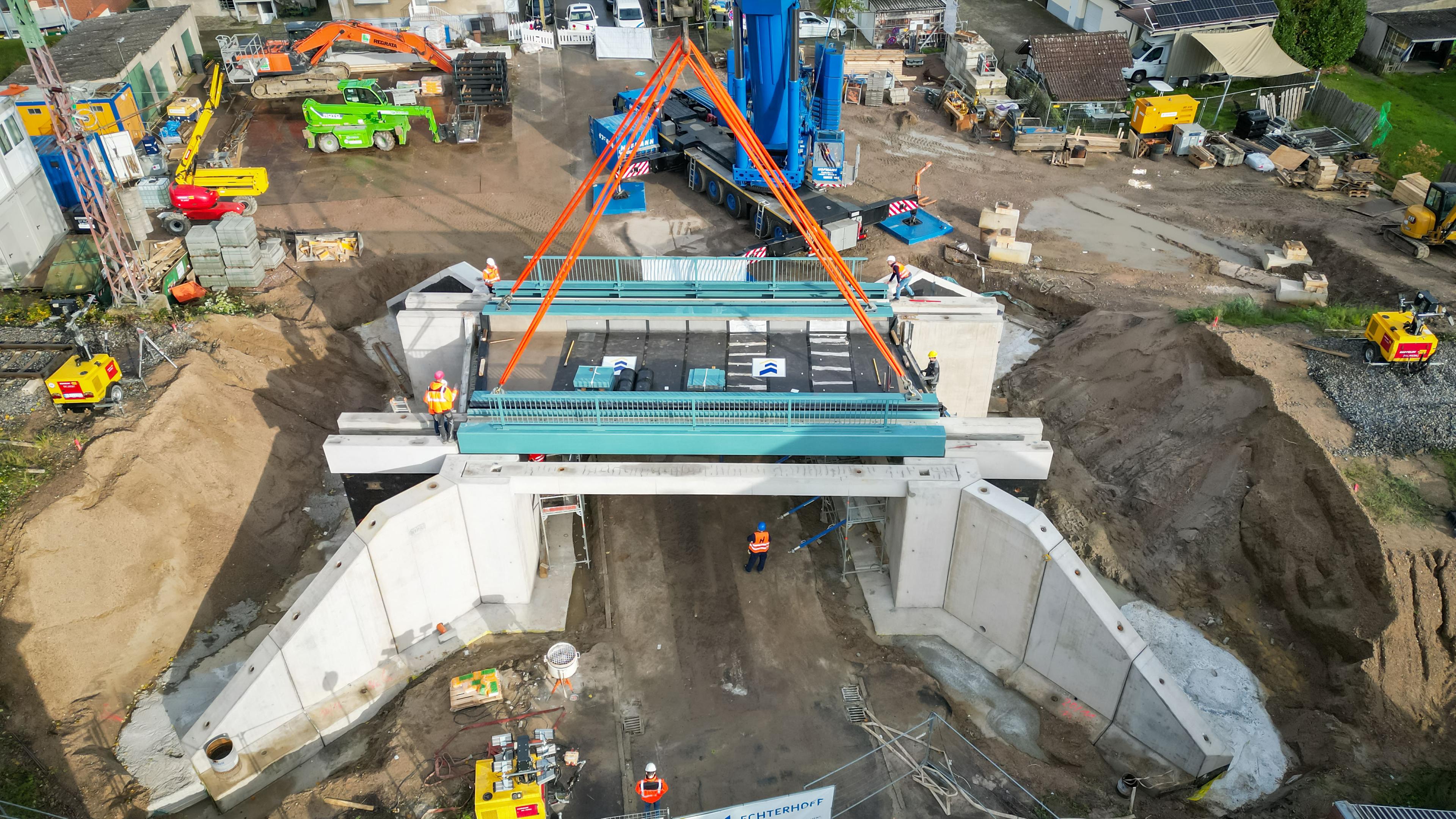 Blick auf die Baustelle der Bahnbrücke in der Tiefstraße in Osnabrück.