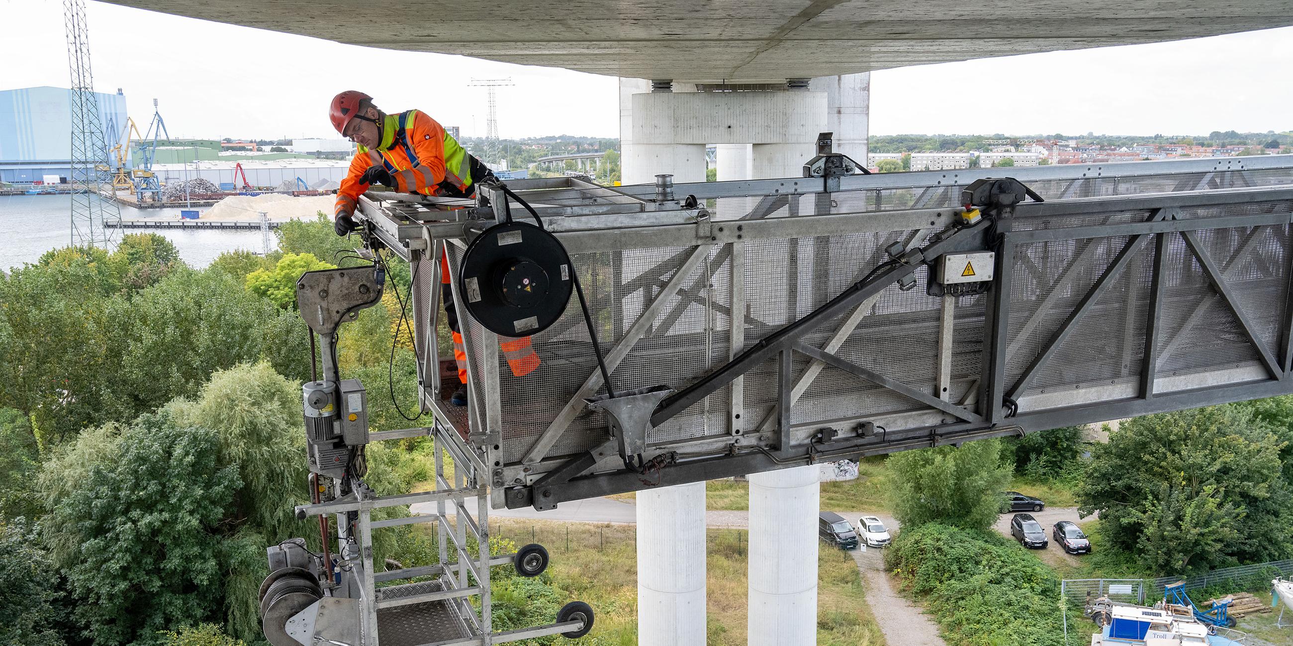 Von einer Hebebühne aus überprüfen Ingenieure die Rügenbrücke, aufgenommen am 10.09.2024