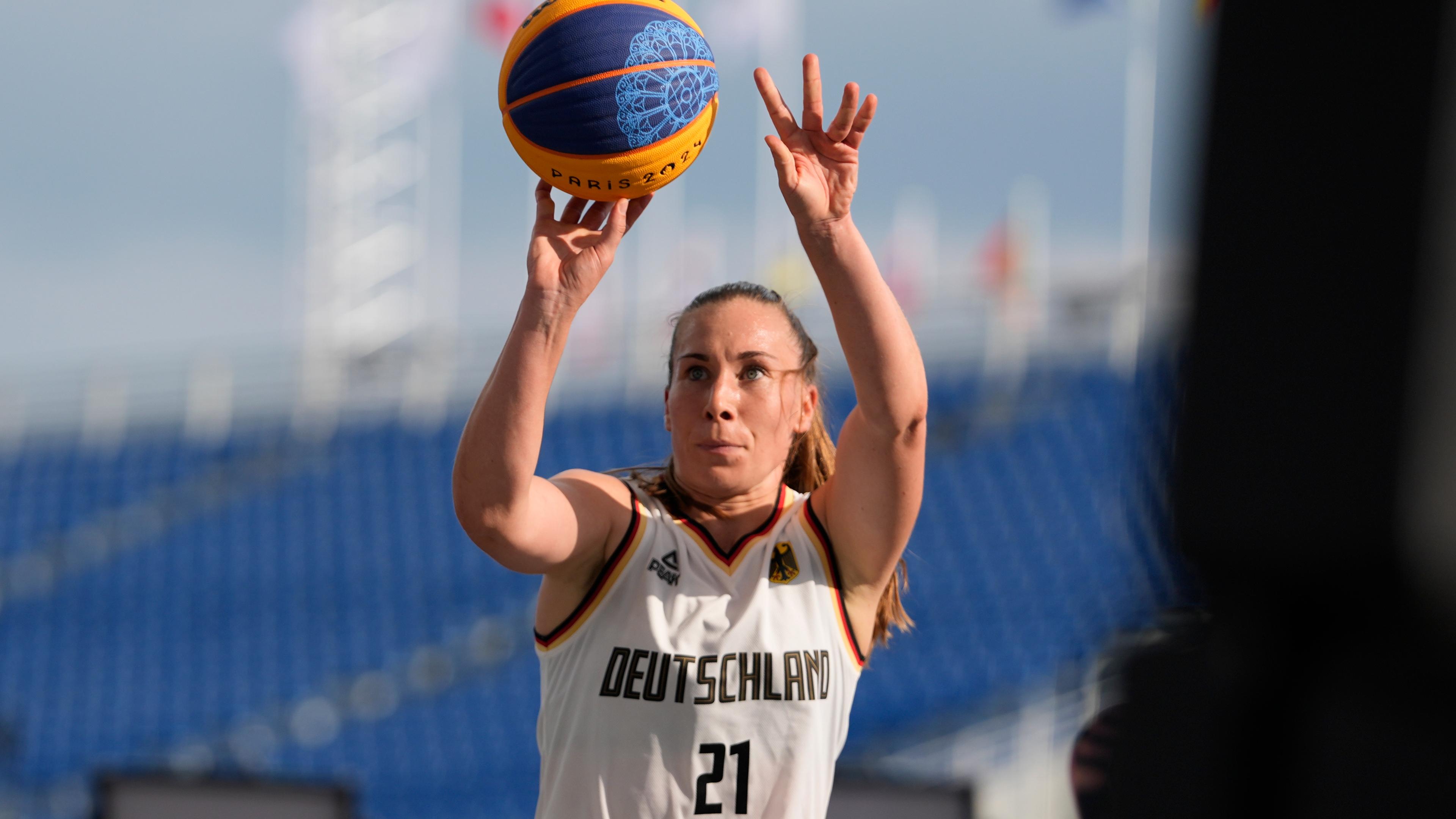 Deutschlands Svenja Brunckhorst wirft einen Basketball