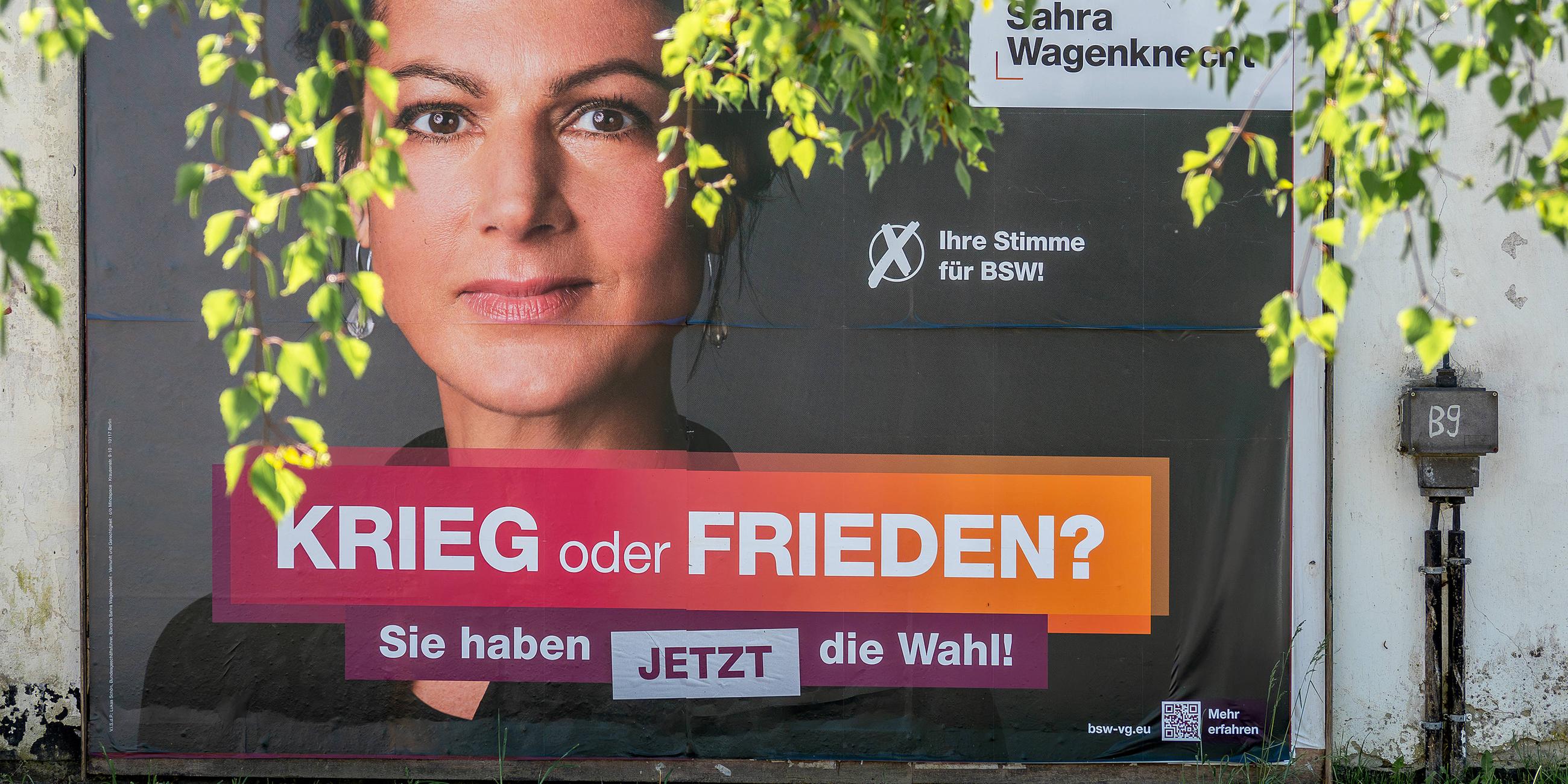 Wahlplakat BSW mit Schriftzug "Krieg oder Frieden?" zur Europawahl