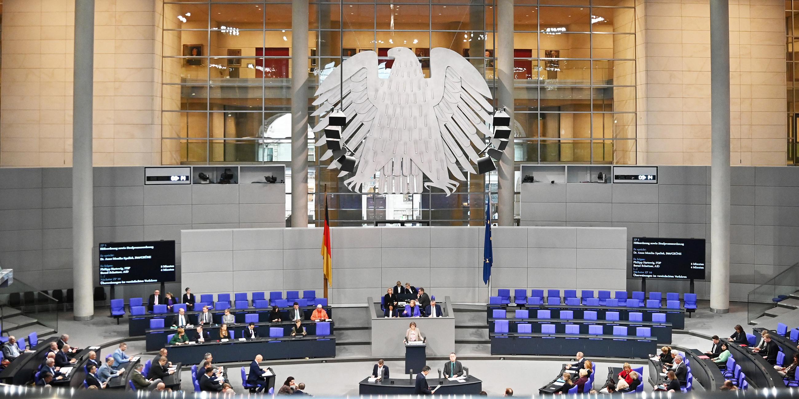 Das Plenum des Bundestags mit dem Bundesadler im Hintergrund.