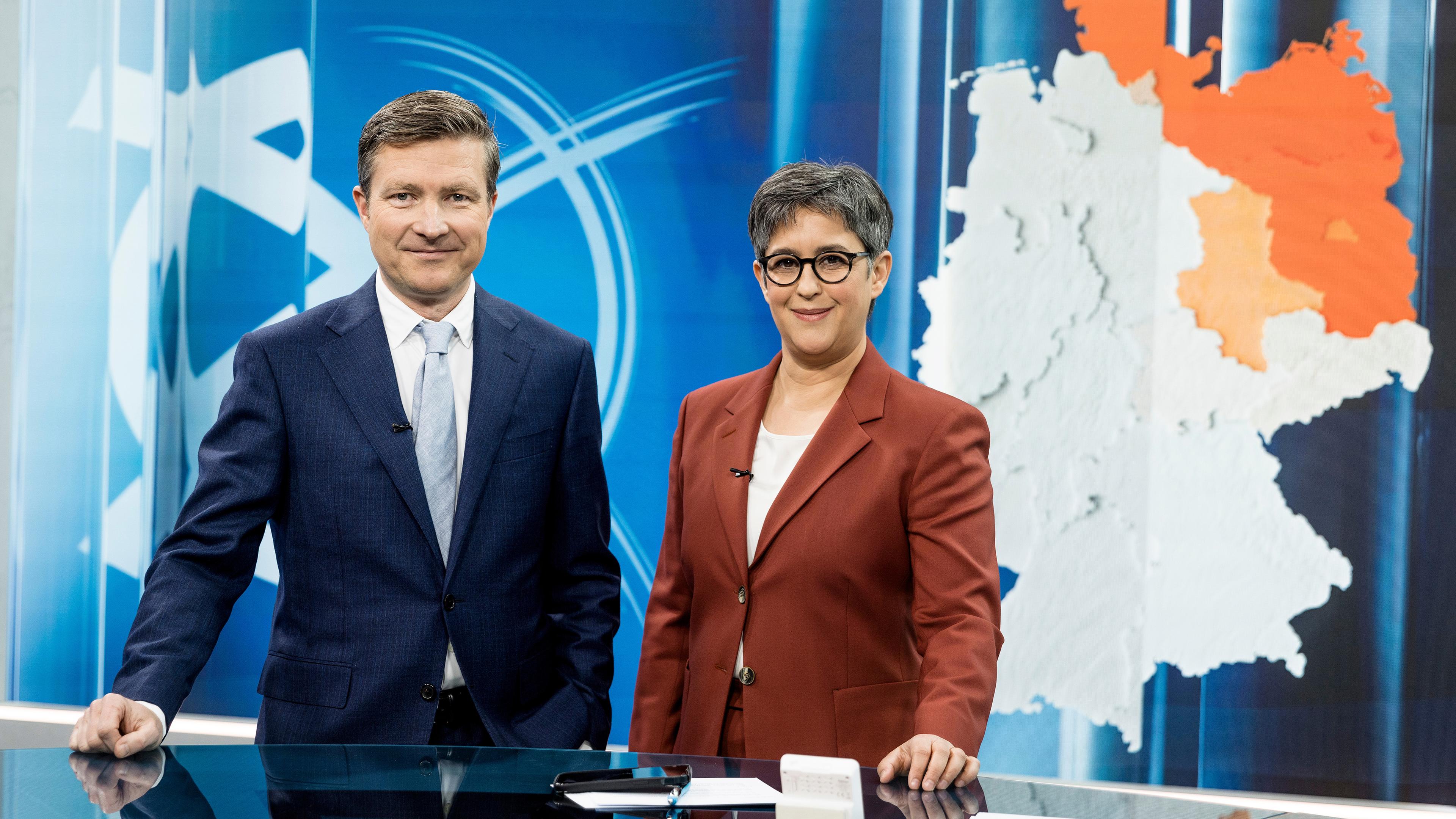 Shakuntala Banerjee und Stefan Leifert live aus dem ZDF-Wahlstudio in Berlin