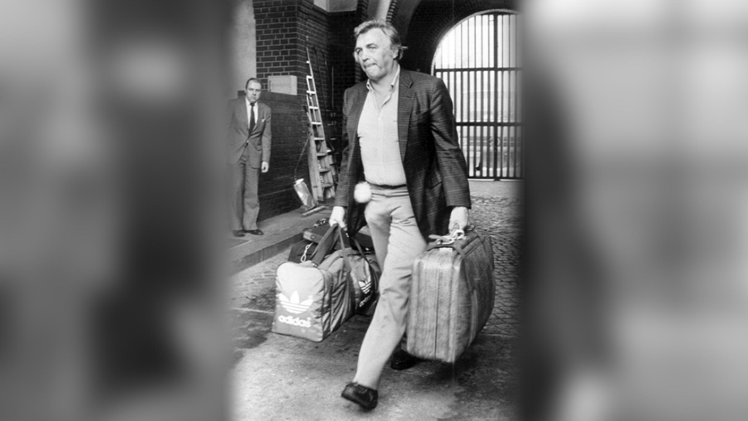 Bubi Scholz verlässt mit Koffern in den Händen die Strafanstalt Berlin-Tegel