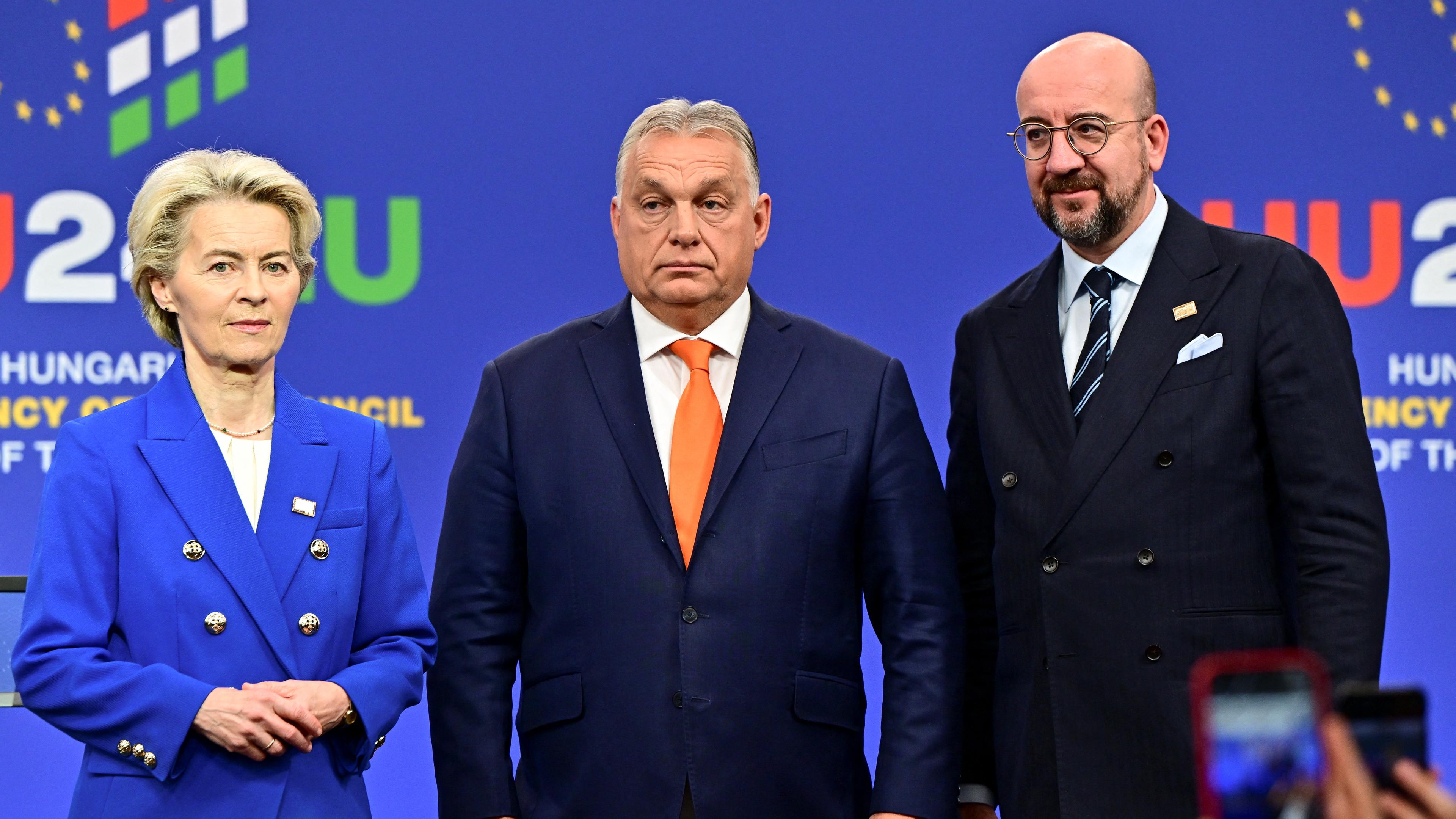 EU-Treffen in Budapest - zu sehen sind Ursula von der Leyen, Minister Viktor Orban und EU-Präsident Charles Michel 