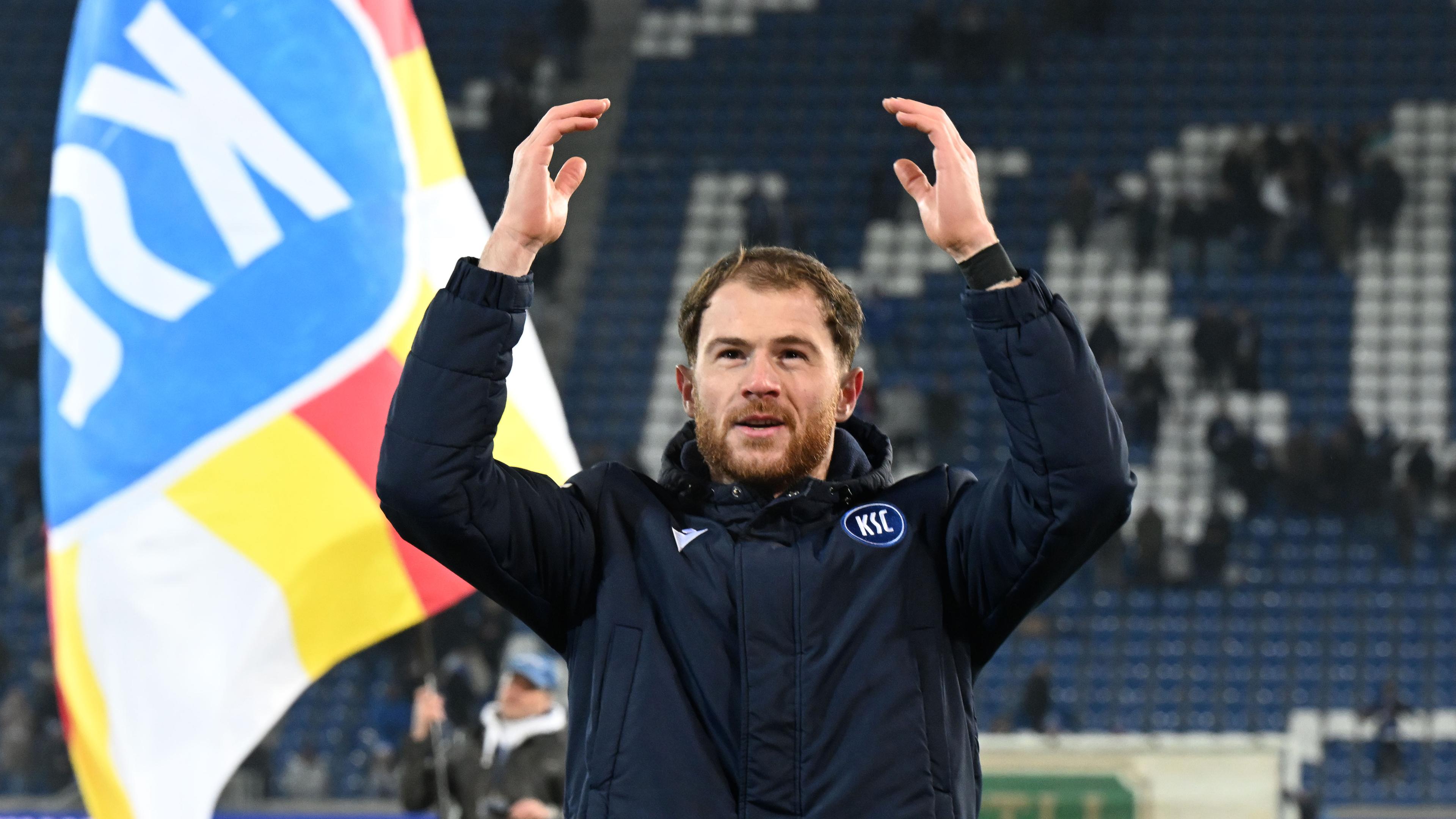 Fußballspieler Budu Zivzivadze jubelt nach Spielende 4:2 Sieg gegen Regensburg.