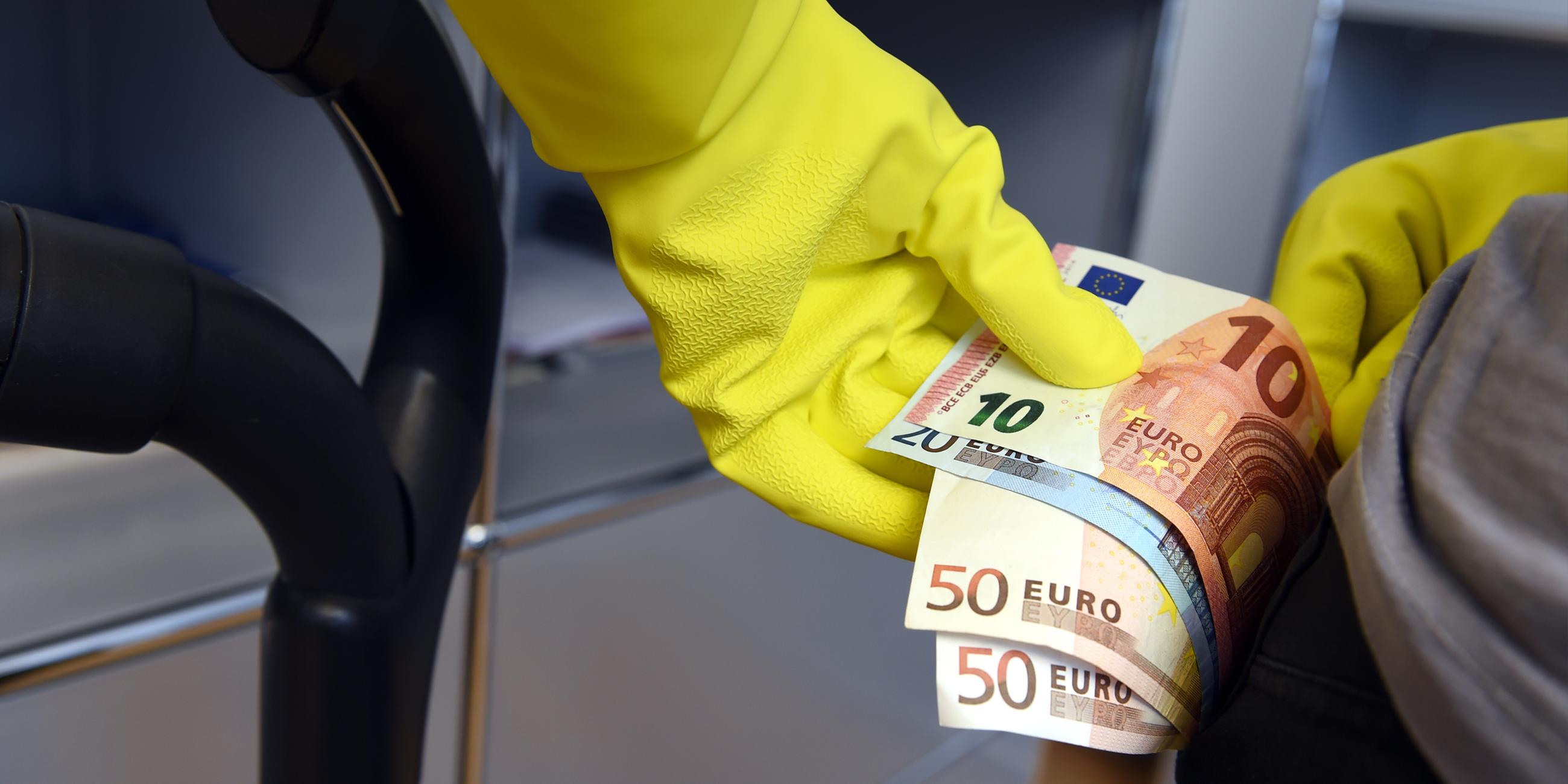 Eine Frau hält in einem Haus in Ravensburg mehrere Geldscheine in ihrer Hand.