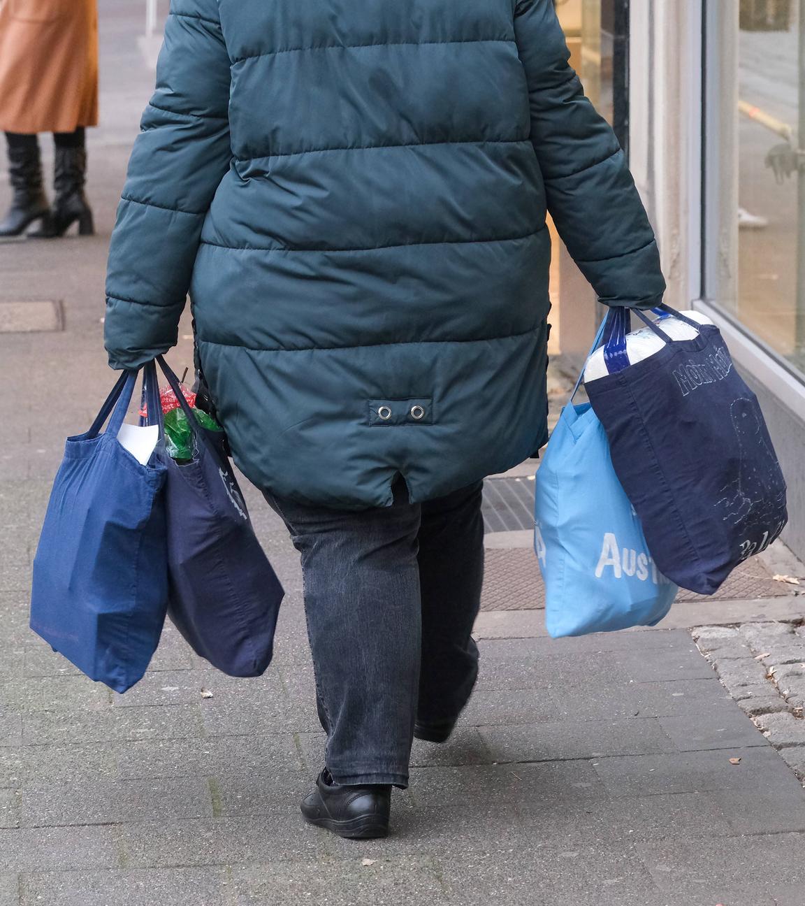 Ältere Frau mit Einkaufstüten in Düsseldorf