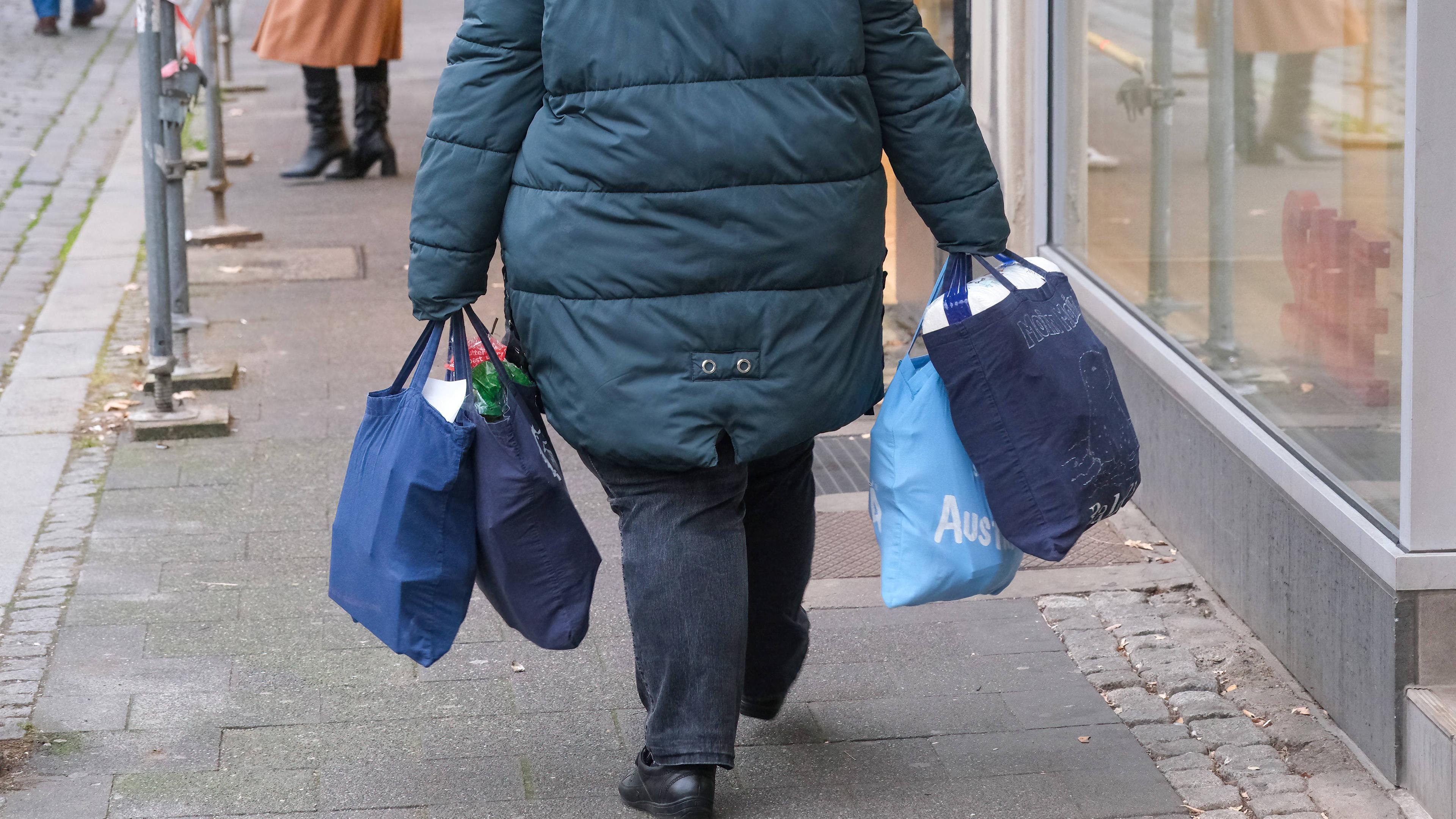 Ältere Frau mit Einkaufstüten in Düsseldorf