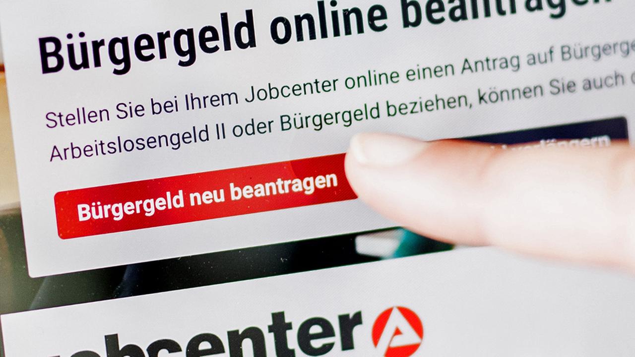 Berlin: Eine Frau tippt auf einem Tablet auf einen Link zum Beantragen des Bürgergeldes im Kundenbereich im Jobcenter Berlin Mitte. Archivbild