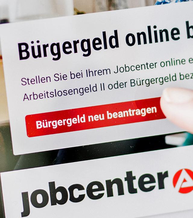 Berlin: Eine Frau tippt auf einem Tablet auf einen Link zum Beantragen des Bürgergeldes im Kundenbereich im Jobcenter Berlin Mitte. Archivbild