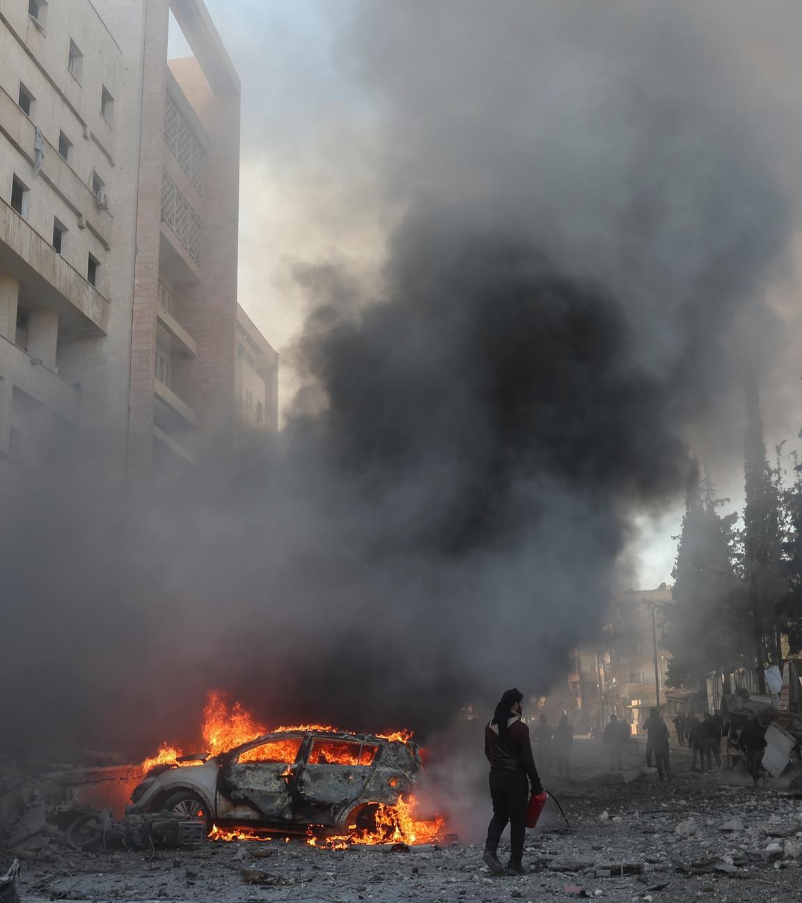 Ein Auto brennt nach einem Luftangriff neben einem Krankenhaus in Idlib, Syrien.