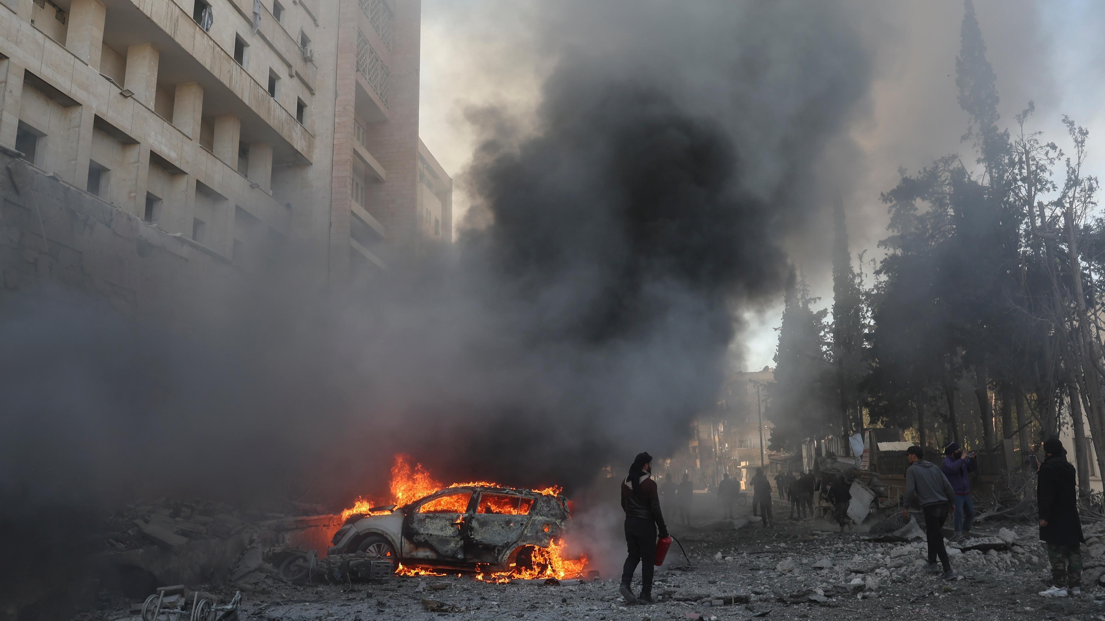 Ein Auto brennt nach einem Luftangriff neben einem Krankenhaus in Idlib, Syrien.