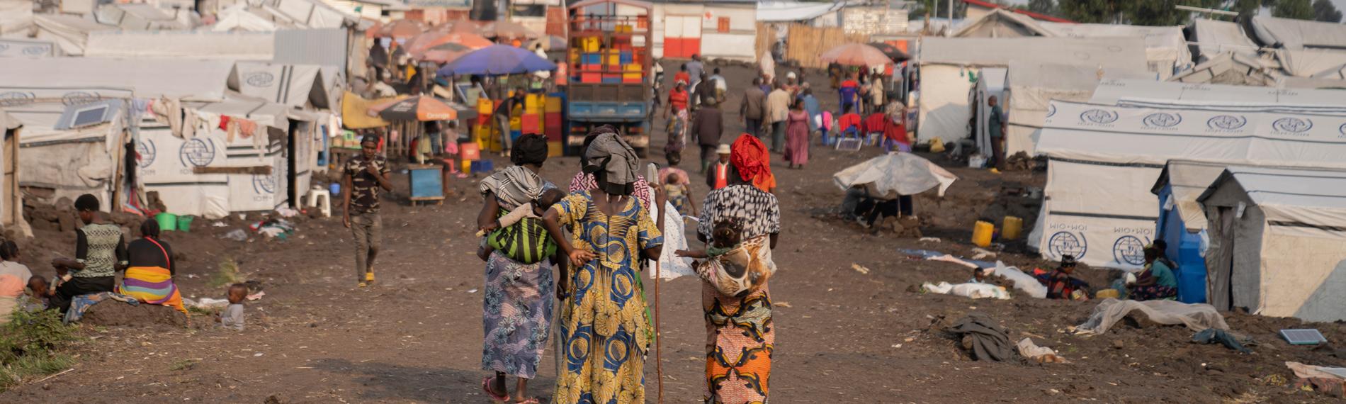 Frauen gehen im Bulengo-Flüchtlingslager in Goma, Kongo, spazieren.