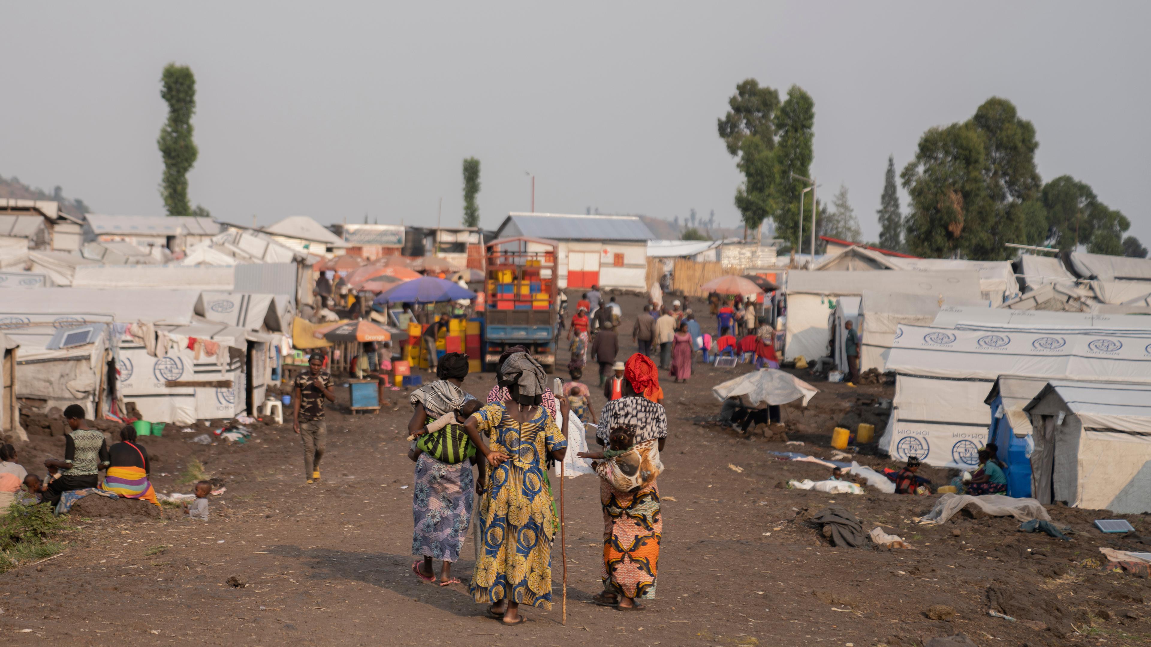 Frauen gehen im Bulengo-Flüchtlingslager in Goma, Kongo, spazieren.