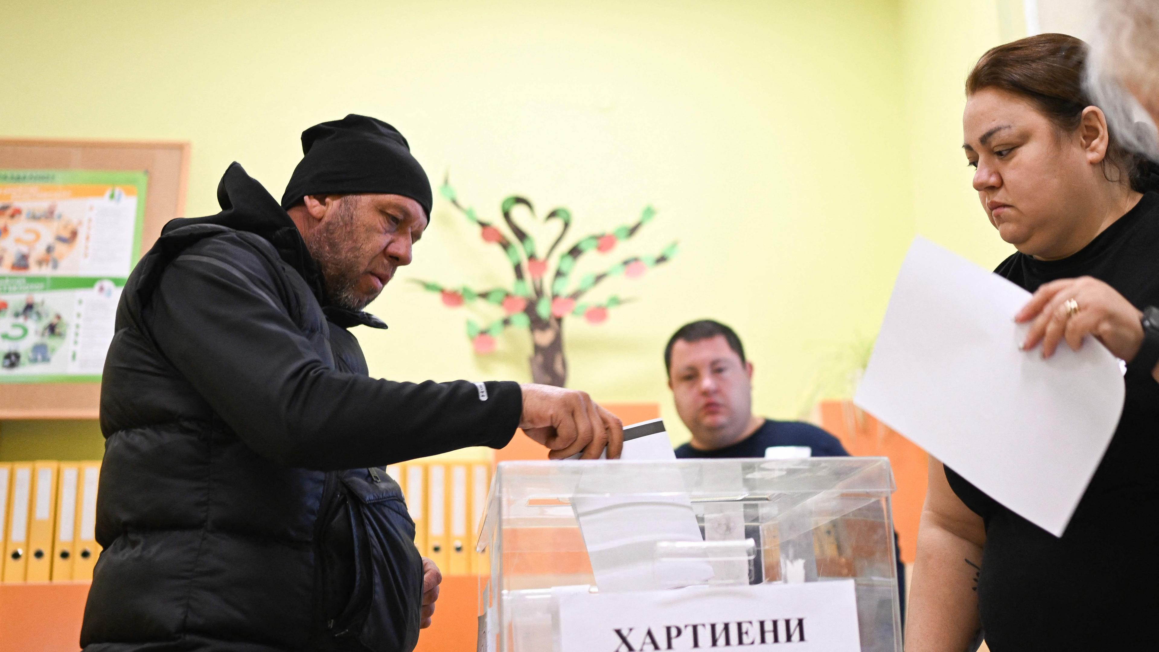 Ein Mann gibt seinen Stimmzettel ab in einem Wahllokal in Sofia.