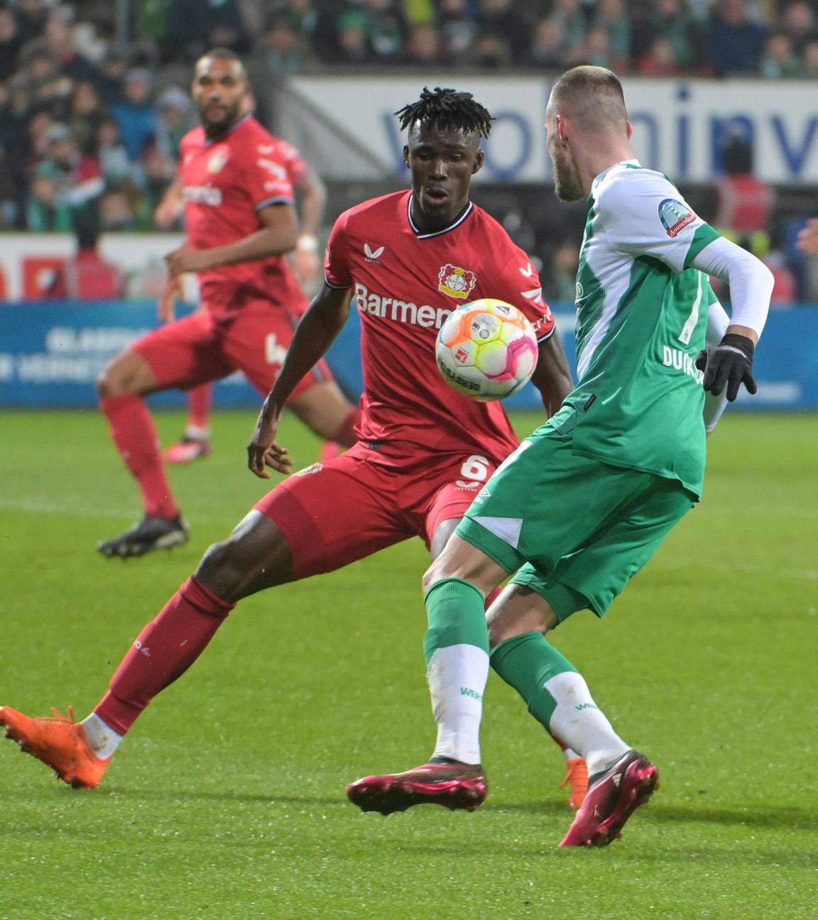 12.03.2023, Bremen: Zweikampf Odilon Kossounou (Bayer 04 Leverkusen 6) und Marvin Duksch (SV Werder Bremen)