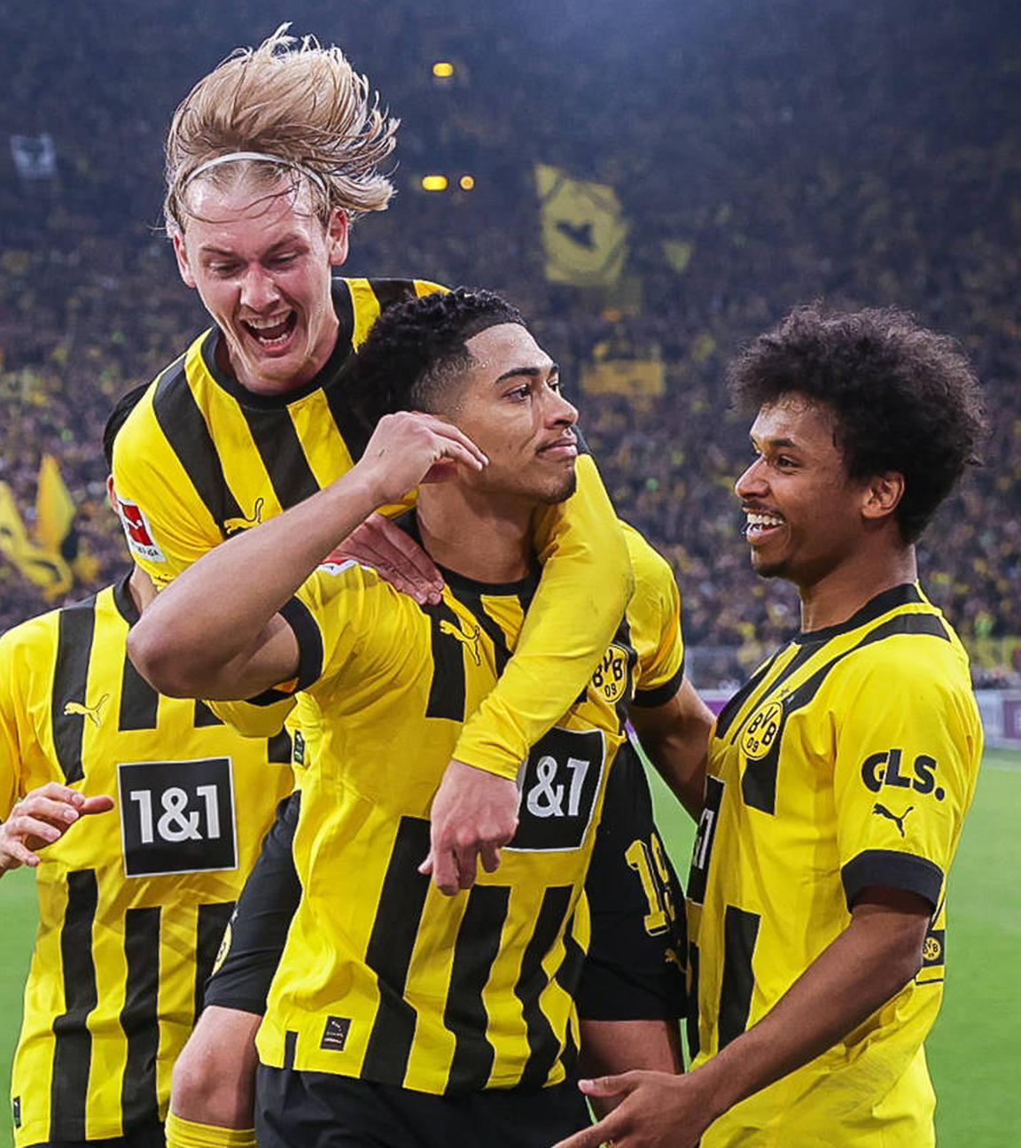 22.02.2023, Dortmund: Raphael Guerreiro, Julian Brandt, Jude Bellingham und Karim Adeyemi (alle Borussia Dortmund) jubeln