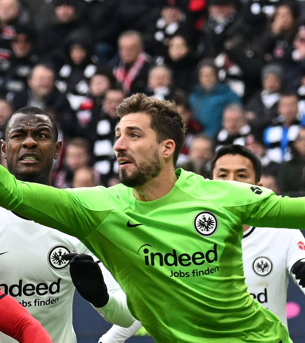 11.03.2023, Frankfurt a. M.: Juan Jose Perea Mendoza (VfB Stuttgart) und Kevin Trapp (Eintracht Frankfurt) im Zweikampf