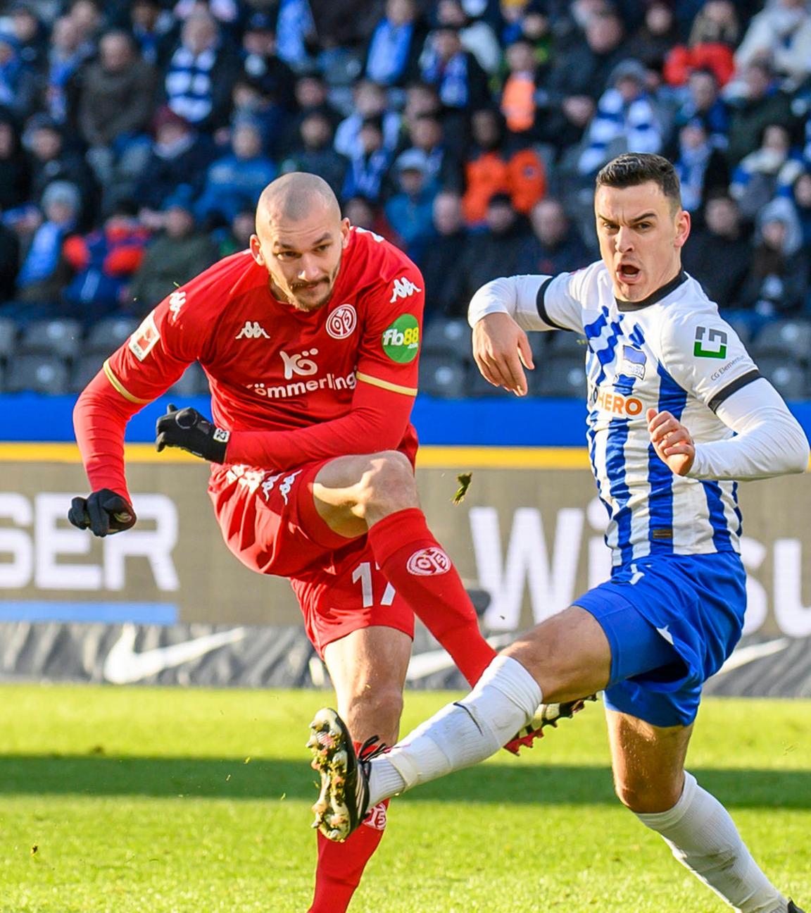 11.03.2023, Berlin: Ludovic Ajorque, Leandro Barreiro (beide Mainz 05) und Filip Uremovic (Hertha BSC) beim Ausgleichstor