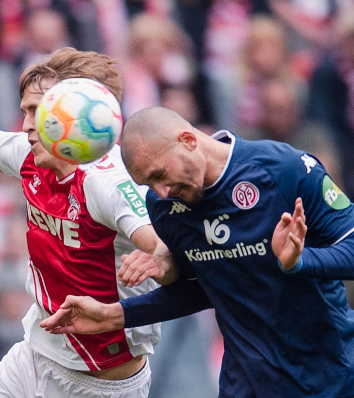 15.04.2023, Köln: Timo Hübers (1. FC Köln) und Ludovic Ajorque (FSV Mainz 05) kämpfen um den Ball